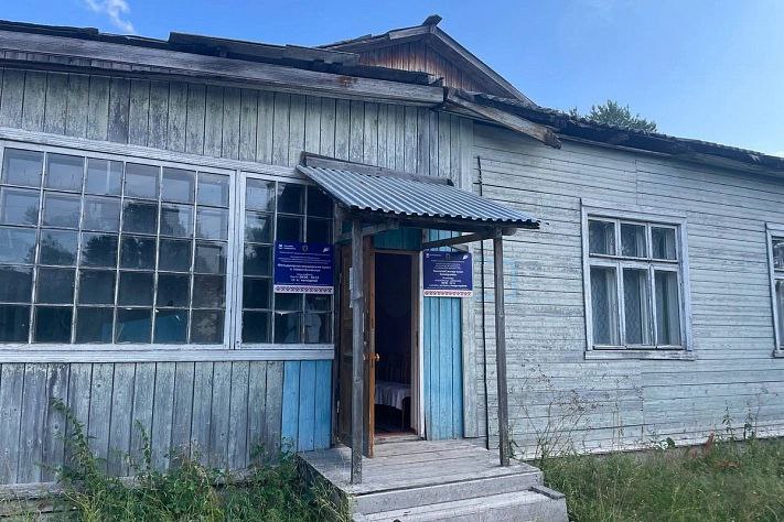 В Карелии прокомментировали жалобы на состояние местного ФАПа. Жители поселка Новостеклянное отмечают неудовлетворительное состояние здания, где находится фельдшерско-акушерский пункт ФАП . В частности, они указывали на отсутствие электроснабжения и дыру в потолке. Это вынуждает жителей преодолевать значительные неудобства, добираясь за медицинской помощью в Пудожскую ЦРБ, используя автобус, который ходит всего раз в неделю. В Министерстве здравоохранения Карелии признали, что текущие условия оказания медицинской помощи в Новостеклянном не соответствуют современным стандартам. Отмечается, что ремонт кровли в здании ФАПа был произведен в прошлом году. Однако работы по улучшению инфраструктуры продолжаются, с привлечением ресурсов районной больницы. Хорошая новость для жителей: строительство нового ФАПа в Новостеклянном включено в программу модернизации первичного звена здравоохранения на период с 2026 по 2030 годы.