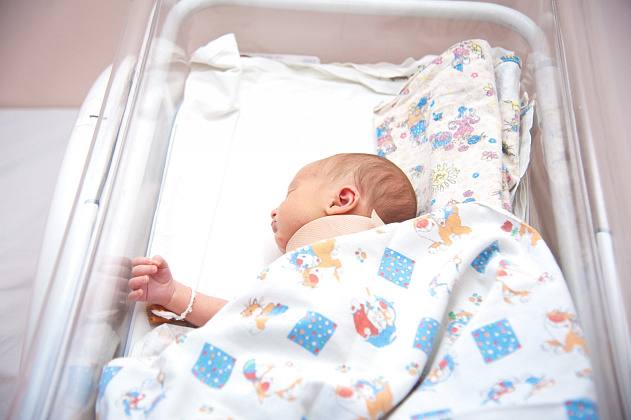 149 малышей родились в Волгоградской области благодаря программе бесплатного ЭКО  В волгоградском регионе с начала 2025 года благодаря процедуре экстракорпорального оплодотворения  ЭКО , проведенной за счет средств ОМС, появились на свет 149 младенцев, включая шесть пар близнецов.  Программа бесплатного ЭКО реализуется в рамках федерального проекта «Охрана материнства и детства» нацпроекта «Семья».   с января 2025 года проведено 413 процедур ЭКО за счет ОМС, на учет по беременности стали 136 пациенток. Наибольшее число обращений зафиксировано среди женщин в возрасте 35-39 лет. В 2024 году в Волгоградской области было проведено 1259 бесплатных процедур ЭКО, благодаря которым беременность зарегистрировали у 535 женщин.  Отметим, для получения направления на процедуру необходимо обратиться в женские консультации по месту проживания. Затем пациенткам предстоит выбрать одну из специализированных клиник для проведения процедуры, в числе которых клиника № 1 ВолгГМУ, центр «Геном-ВолгA», «Центр ЭКО», «Мать и дитя».  Напомним, жители региона в возрасте от 18 до 45 лет с 2024 года имеют возможность пройти бесплатную углубленную диспансеризацию для проверки репродуктивного здоровья. С начала 2025 года ею воспользовались более 142 тыс. человек: 73 тыс. женщин и 69 тыс. мужчин. Врачами предоставлены персональные рекомендации каждому пациенту. Более 32 тыс. участников диспансеризации были отправлены на второй этап обследований. После уточнения диагнозов почти 11,5 тыс. пациентов репродуктивного возраста направили на дальнейшее лечение.  Решение демографических вопросов — одно из приоритетных направлений. В соответствии с поставленными губернатором Волгоградской области Андреем Бочаровым задачами, в регионе продолжается модернизация профильных медучреждений. Начиная с 2019 года капитально отремонтированы девять женских консультаций. В 2025 году работа продолжается по нацпроекту «Продолжительная и активная жизнь».   Подпишись, здесь интересно    #облздрав34
