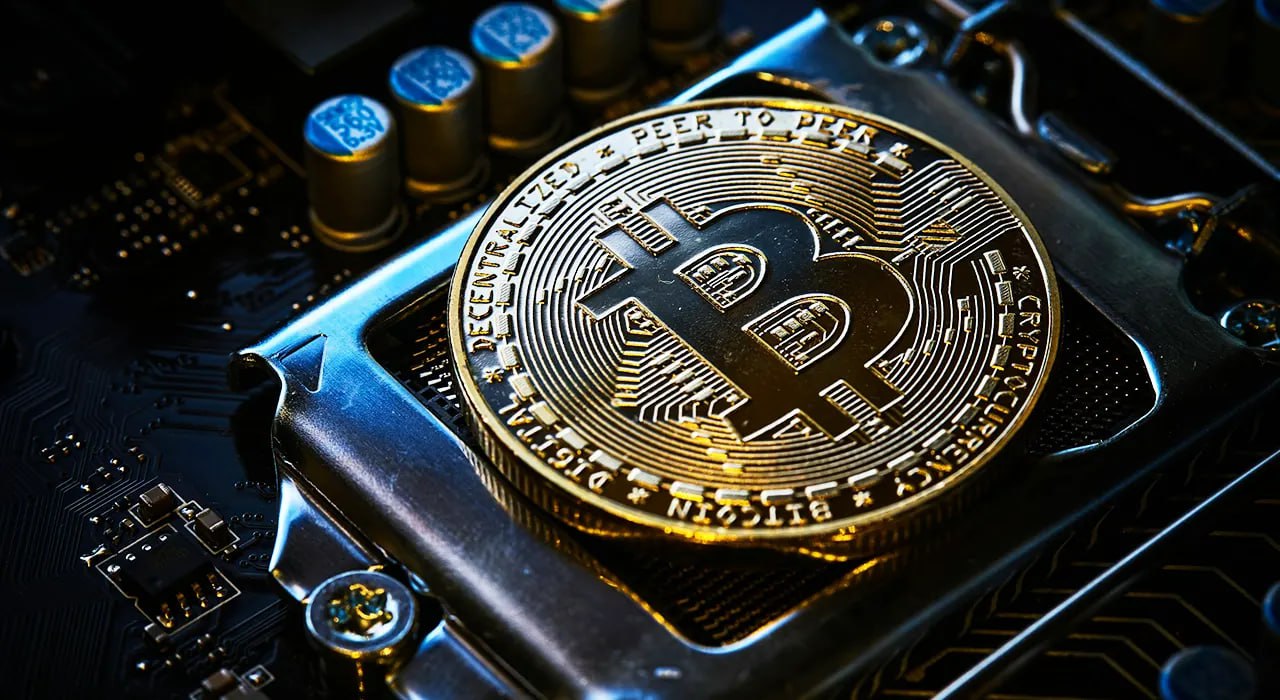 Несмотря на рост цены BTC на 110% в 2024 году, только 7 из 25 публичных майнинг-компаний оказались прибыльными  С момента запуска сети Bitcoin майнеры заработали более 71 миллиарда долларов, но из-за халвинга, происходящего каждые четыре года, их доходы уменьшаются вдвое, что делает майнинг все более сложным делом.  #bitcoin    Cryptol