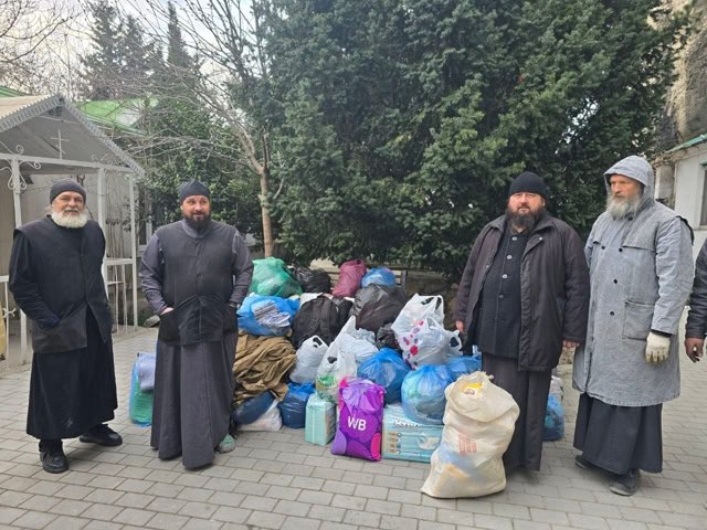 Священнослужители Севастополя собрали посылки для участников СВО Настоятель храма «Иконы державной Божьей матери» - протоиерей Отец Дмитрий Кротков совместно с настоятелем храма «Царственных мучеников» в Ливадии Ялтинское благочиние протоиереем Дмитрием Гоцкалюком и при участии Свято-Климентовского Инкерманского мужского монастыря в г. Севастополе организовали сбор и передачу посылок воинам-землякам, находящимся на лечении и реабилитации в госпитале. В составе посылок 240 энергетических батончиков из натуральных ингредиентов, собственноручного изготовления, 3 упаковки пеленок и 5 упаковок подгузников для лежачих больных.