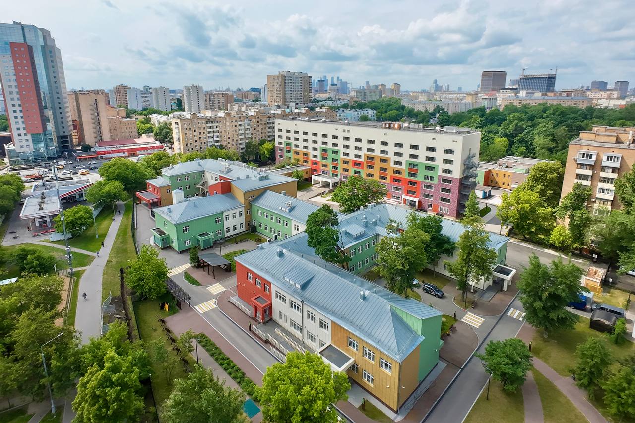 Завершили модернизацию каркаса паллиативной службы Москвы В столице создаётся паллиативная служба нового поколения — с современной инфраструктурой, выездной и стационарной помощью, обучением специалистов и поддержкой родных. В её состав входят хосписы, отделения в городских больницах, выездные бригады и Московский многопрофильный центр паллиативной помощи. За последние годы обновили семь корпусов этого Центра. Сегодня после реконструкции полностью готов к открытию последний — корпус №2 на улице Двинцев. Он начнёт работу в ближайшее время. Кроме того, капитально отремонтировали паллиативный корпус в детской Морозовской больнице и паллиативное отделение в Боткинской больнице. На площади больше 9 тыс. кв. м создали пространство, максимально приближённое к домашним условиям. Комфортные палаты с подъёмниками, удобной мебелью и всем необходимым для ухода, отделение респираторной поддержки, малая операционная, кабинеты диагностики и водолечения. В здании и на прилегающей территории создана безбарьерная среда для комфортного пребывания и прогулок на свежем воздухе. Оборудовали удобные тротуары, скамейки, амфитеатр для различных мероприятий, детскую площадку, красивую перголу, высадили зелёные насаждения.