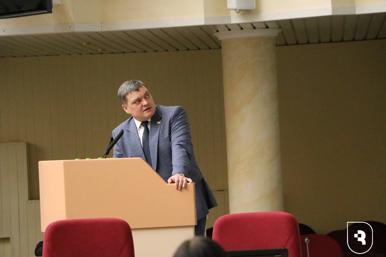 В Саратовской областной думе состоялось заседание Совета представительных органов муниципальных образований региона, на котором ректор СГМУ Андрей Еремин включился в дискуссию о подготовке медицинских кадров и профоритации.