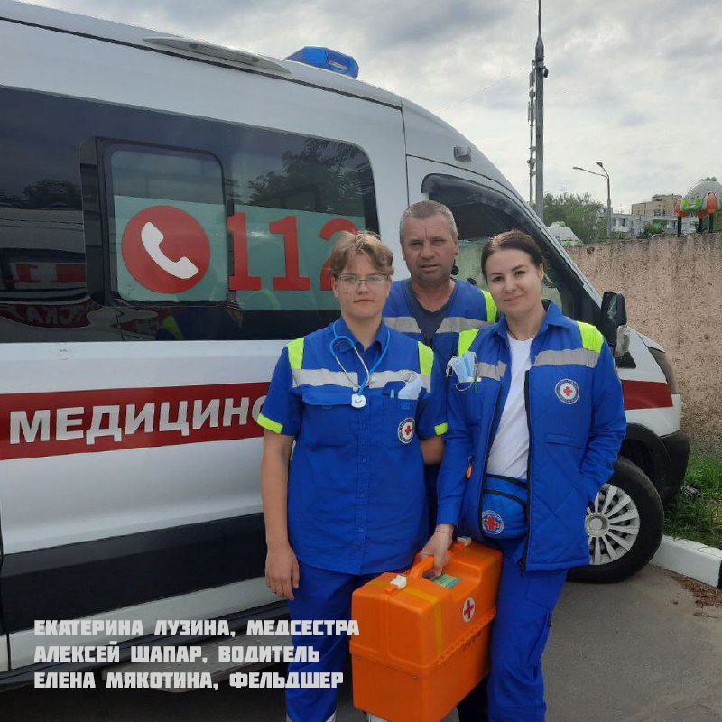 29 мая на Павлово-Посадскую подстанцию скорой медицинской помощи поступил вызов к 64-летнему мужчине. Повод был неотложным: неадекватное поведение. Это был серьезный повод вызвать медиков, так как нарушение ориентировки и неадекватность поведения могут маскировать инсульт, делая менее очевидными неврологические признаки патологии.  Бригада в составе фельдшера Елены Мякотиной, медицинской сестры Екатерины Лузиной и водителя Алексея Шапара быстро прибыла на место. Медработники тщательно собрали анамнез, что позволило установить верный диагноз - острое нарушение мозгового кровообращения. Пациенту была оказана необходимая при таких симптомах медицинская помощь, затем его вовремя эвакуировали в стационар.  Для успешного лечения инсульта очень важен первый час, когда нужно успеть определить, какой именно инсульт произошел. В этом случае все произошло, как учили. Мужчина был спасен.  После пройденного лечения в условиях сосудистого отделения больницы пациент самостоятельно пришел на подстанцию скорой медицинской помощи, чтобы выразить слова благодарности нашим коллегам.     #СкораяПодмосковья  #благодарность #ПавловскийПосад