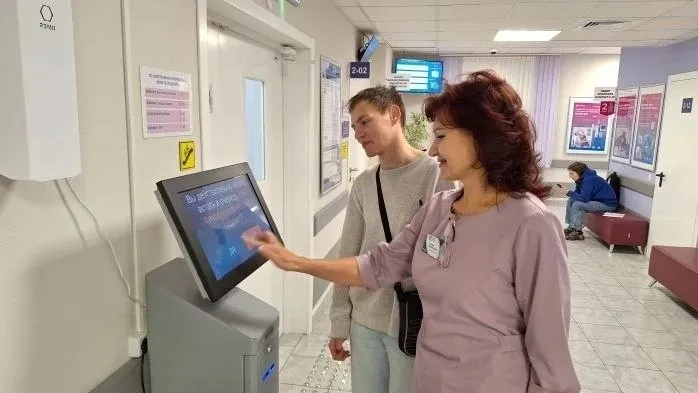 С начала года более полумиллиона жителей края прошли диспансеризацию Из них репродуктивное здоровье проверили свыше 61 тысячи женщин и около 66 тысяч мужчин Скрининг проводится при поддержке нацпроекта Семья и помогает вовремя выявить и предотвратить заболевания которые могут повлиять на способность к зачатию и течение беременности Обследование проходит в два этапа консультация врача и сдача анализов а также углубленное обследование если необходимо Бесплатно проверить репродуктивное здоровье могут жители края в возрасте от 18 до 49 лет в поликлиниках и женских консультациях по месту прикрепления Больше оперативной информации в МАКС