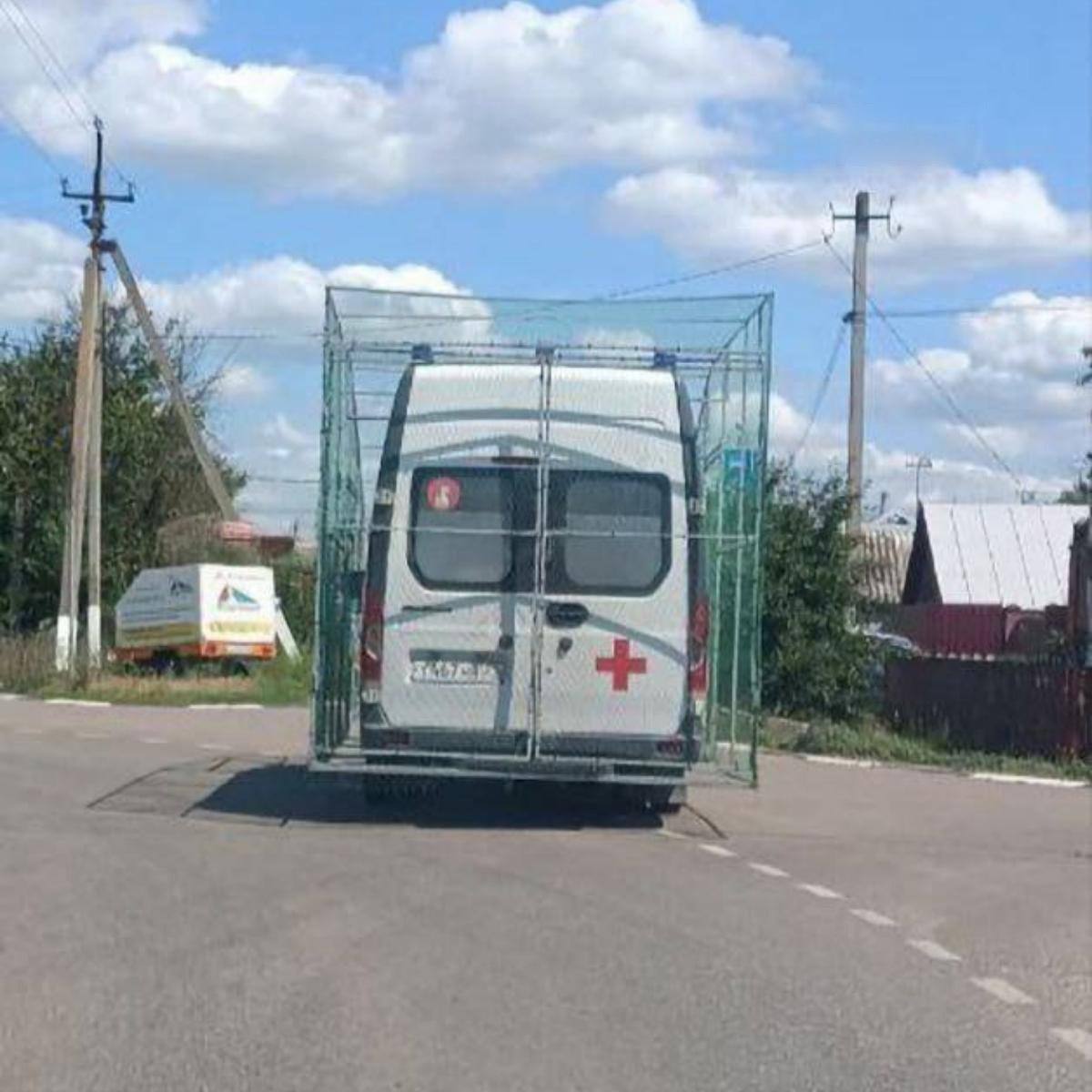 В Белгородской области начали накрывать бригады скорой помощи металлическими сетками для защиты от дронов Напомним, о том, что бригады скорой помощи начнут оборудовать антидроновыми сетками, ранее заявлял губернатор Белгородской области Вячеслав Гладков сообщал. Как теперь сообщают «РИА Новости» со ссылкой на главврача станции СМП региона Алексея Жирова, пять «скорых» уже получили такую защиту — они работают в Шебекино и Валуйках. Всего планируют оборудовать 15 машин СМП.