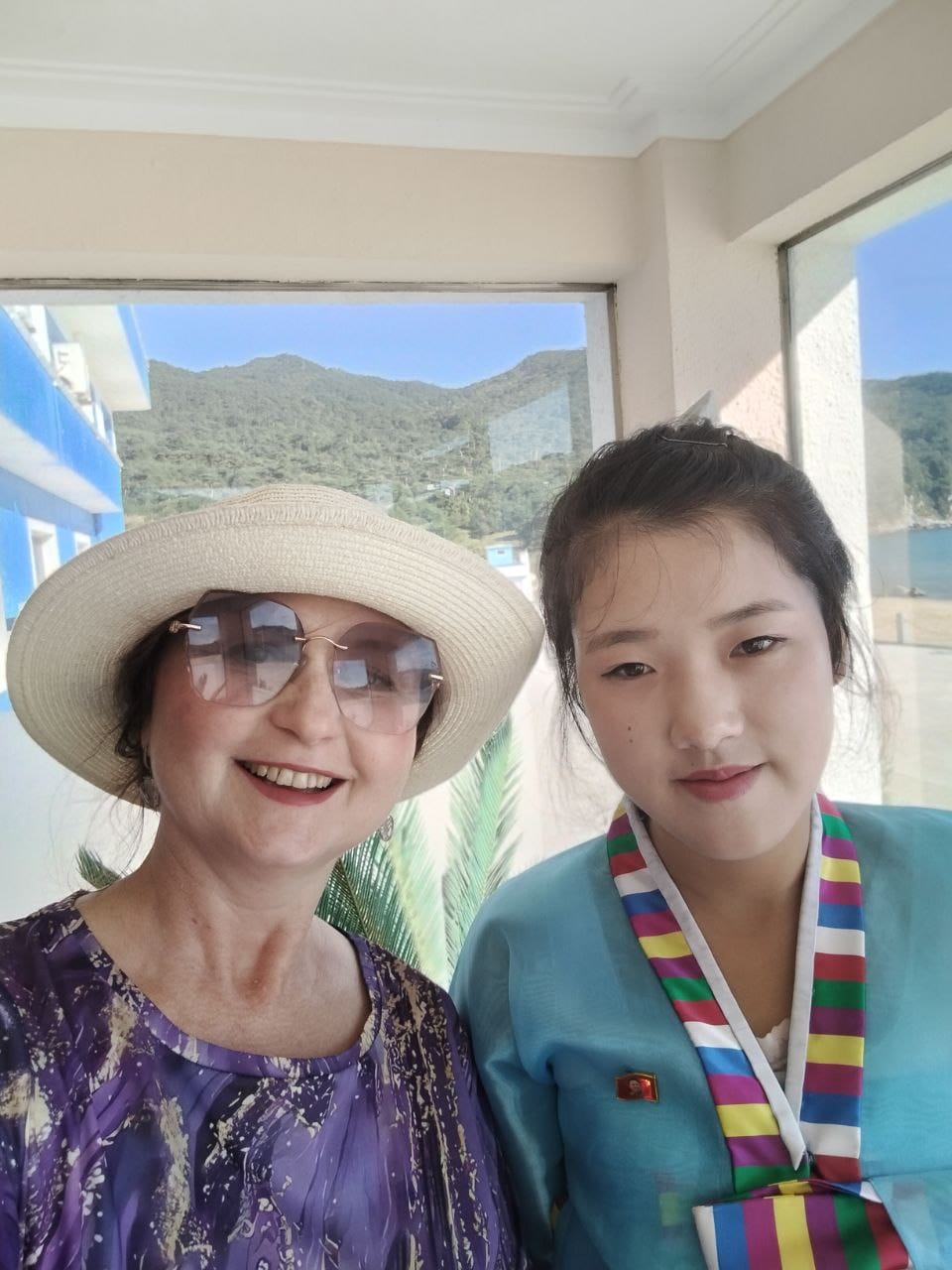 Врач из Владивостока помогла северокорейской студентке во время возвращения из Северной Кореи где проводила отпуск Кореянка почувствовала себя плохо у нее резко опустилось давление и она буквально теряла сознание от голода Заведующая отделом ОМПР врач инфекционист Центра СПИД Анастасия Черникова оказалась в автобусе с группой северокорейских студенток ехавших на учебу во Владивосток случайно Машина девочек сломалась и их сопровождающий договорился разместить компанию вместе с туристами В пути одну из пассажирок сначала сильно тошнило и все думали что ее укачало потом она стала терять сознание Оказалось что у девушки было критически низкое давление 50 на 20 миллиметров ртутного столба это смогла выяснить врач С помощью жестов и разговорника который туристы купили себе как сувенир она узнала студентка около суток добиралась до станции и почти ничего не ела Под рукой оказались только шоколад и кофе которыми удалось привести пострадавшую в чувства Ситуация осложнялась тем что с ними не оказалось переводчика автобус ехал в местности абсолютно без связи поэтому не было возможности открыть Гугл переводчик а ни по английски ни по русски девушки не понимали рассказывает Анастасия Анатольевна У наших туристов нашелся русско корейский разговорник который они купили в магазине Книги просто в качестве сувенира С помощью иероглифов я показала корейским девушкам что я врач и работаю в больнице Они устроили настоящую овацию и после этого начали мне активно помогать цитирует пресс служба Черникову Уже в Краскино прибыл второй автобус там нашелся переводчик который подтвердил что большинство кореянок едут издалека и часто голодными Русские туристы вместе с гидом переводчиком и водителем купили им воды конфет и пирожков Фото kkb2prim Подписаться