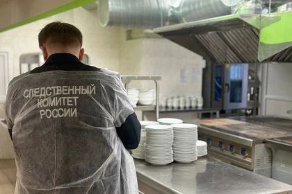 В Чувашии произошло массовое отравление школьников. Один из детей был госпитализирован. Вечером 13 мая в больницу обратились девять учащихся гимназии №8 города Шумерля. Дети жаловались на плохое состояние, у них были признаки острой кишечной инфекции. В итоге один ребенок был госпитализирован, остальные получают амбулаторное лечение, сообщает следственный комитет Чувашии. Точная причина заболевания детей пока не установлена. Она станет известна после проведения всех исследований. Будут назначены медицинские и санитарно-эпидемиологическая судебные экспертизы.