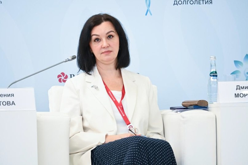 Минздрав России VK Евгения Котова: Доля граждан, ведущих здоровый образ жизни, должна увеличиться в полтора раза за годы реализации нового нацпроекта «Продолжительная и активная жизнь» О мерах по поддержке здорового образа жизни среди россиян рассказала замминистра здравоохранения РФ Евгения Котова на сессии «Семья и детство – фундамент здорового общества» форума «Россия и мир: тренды здорового долголетия». — Мы продолжим наши усилия, в том числе за счет лучших региональных практик по сокращению употребления табака и алкоголя, потому что вклад этих показателей в сохранение здоровой и активной жизни очевиден, — отметила Евгения Котова. Замминистра рассказала, что смысл инноваций новых нацпроектов — создание здоровьесберегающей среды вокруг человека. Одним из шагов к этому станет модернизация старых и создание новых центров общественного здоровья, число которых достигнет 600. — Центры здоровья будут переоснащены необходимым оборудованием, чтобы максимально работать на диагностику факторов риска развития заболеваний и, самое главное — и в этом главная инновация, на наблюдение за людьми, которые не имеют заболеваний, но имеют факторы риска, — сказала замминистра. Также Евгения Котова отметила важную роль просветительской деятельности: по ее словам, более 420 млн рублей из федерального бюджета направлены на проведение информационной кампании с населением. — Эти мероприятия, пусть и не дадут мгновенного результата, но результаты предыдущих лет показывают, что надо менять сознание людей, мировоззрение, надо давать им доступный, полезный, правильный контент, — сказала Евгения Котова. Хотя менять свой образ жизни можно и нужно в любом возрасте, своевременное формирование здоровья человека начиная с зарождения плода открывает окно возможностей для увеличения продолжительности его будущей жизни. — Посмотрите, как выигрышно мы смотримся сегодня на мировой арене, наш показатель младенческой и детской смертности намного ниже, чем в странах с развитой экономикой. Это вызывает только гордость за нашу российскую медицину, — подчеркнула замминистра. В рамках нацпроекта «Здравоохранение» в России переоснастили более 2,7 тыс. детских поликлиник, построена 21 современная детская больница. Эти меры продолжатся в рамках нового нацпроекта, и пополнятся новыми мерами по охране материнства и детства: расширением сети женских консультаций и программы репродуктивной диспансеризации, модернизации перинатальных центров.