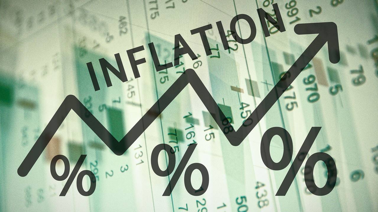 Инфляция ниже 10%! Ну все - теперь точно понизят? Ответ на вопрос в заголовке - «Очевидно, нет» Давайте разбираться Недельная инфляция составила 0.07% 0.06% неделей ранее и 0.03% двумя неделями ранее , однако годовая инфляция составила 9.9% 10.09% неделей ранее . Недельная инфляция показала мизерный рост, а в годовом выражении мы упали аж на 0.19%. Самое главное - понимать, что сейчас объективно существует устойчивый тренд на снижение, однако сам регулятор ждет снижения инфляции к 4% уже в 2026 году! Это значит, буквально, что они лишили себя права ошибиться, и из-за таких хороших данных мы вряд ли увидим такой рискованный ход, как снижение. Инфляционное давление остаётся сильным, и именно поэтому я считаю, что в июне ставку оставят на таком же уровне, но могут значительно смягчить риторику. Продолжаем торговать как торговали, готовлю для вас среднесрочные сделки под снижение ставки, интересно? Поддержите реакцией - С уважением, Дмитрий