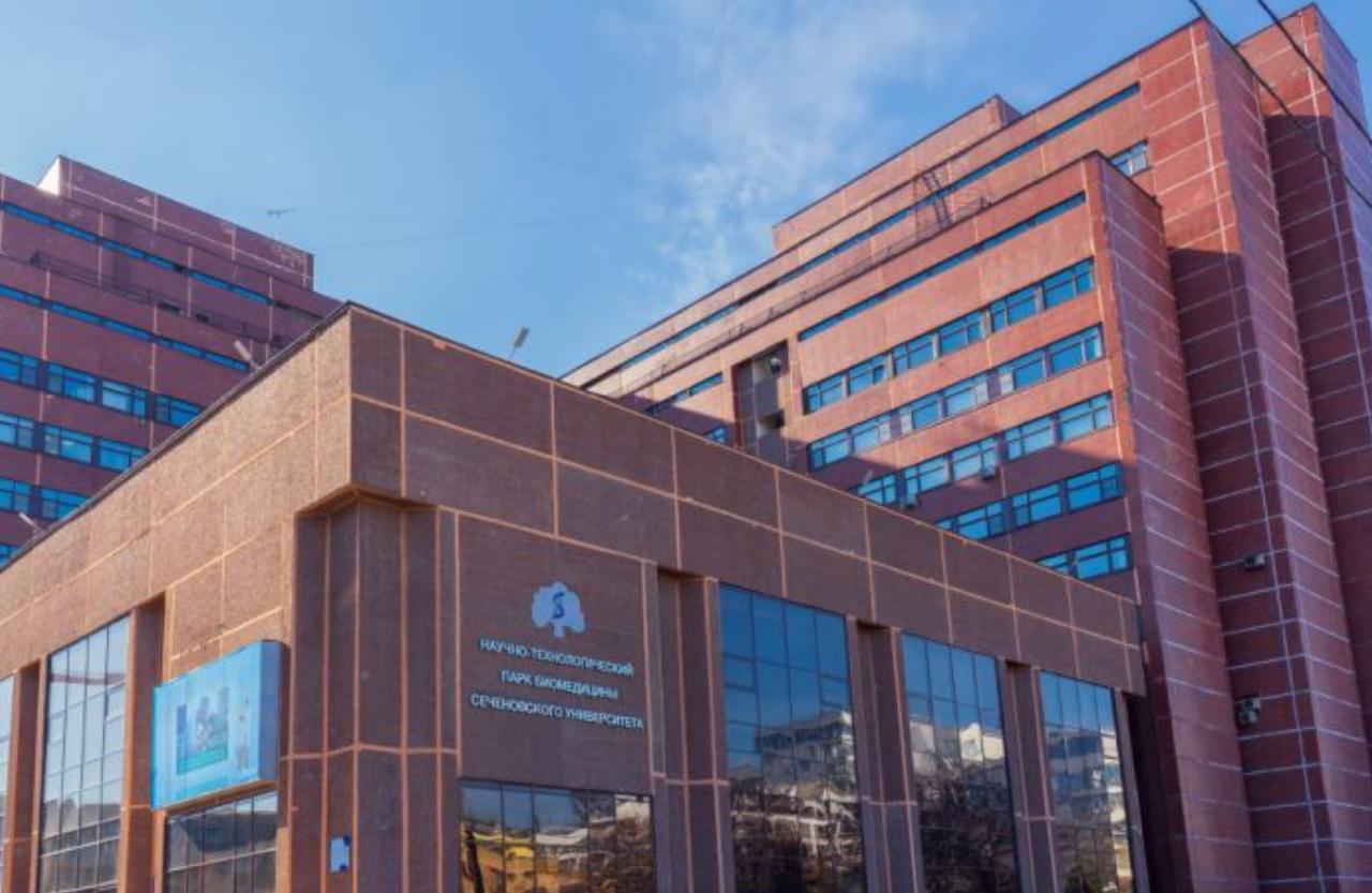 Сеченовский Университет и Депздрав Москвы откроют магистратуру по цифровому здравоохранению Программа «Информационные системы и технологии» стартует 1 сентября 2025 года и рассчитана на выпускников IT-направлений, а также специалистов с медицинским образованием, заинтересованных в цифровой трансформации здравоохранения. Обучение будет очным, срок — два года. Планируется, что выпускники получат практические навыки работы с медицинскими информационными системами, инструментами искусственного интеллекта и анализа данных, а также научатся внедрять цифровые технологии в клиническую и управленческую практику. Программа включает курсы по защите информации, программной инженерии, цифровым сервисам и управлению изменениями в медучреждениях. Практика будет проходить в клиниках Москвы, что позволит участникам программы получить опыт работы с реальными клиническими данными и задачами, актуальными для системы ОМС и городской системы здравоохранения.