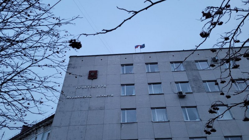 В Мончегорске прокуратура провела проверку по обращению местного жителя об исполнении ГОБУЗ "Мончегорская центральная районная больница" требований законодательства об основах охраны здоровья граждан. В январе 2025 года в приёмное отделение больницы обратилась 14-летняя девочка с жалобами на боли в поясничном отделе позвоночника, полученные в результате травмы. Травматолог-ортопед диагностировал диагноз "ушиб нижней части спины и таза". При повторной явке девочки на прием был установлен диагноз "компрессионный перелом поясничного позвонка с компрессией I степени". После этого несовершеннолетнюю госпитализировали. В адрес главного врача Мончегорской центральной районной больницы внесено представление. Рассмотрение акта реагирования находится на контроле, отметили в прокуратуре.