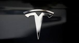 Tesla заключила контракт на $16,5 млрд с Samsung — чип AI6 будут производить в Техасе Глава Tesla Илон Маск сообщил о подписании контракта на $16,5 млрд с Samsung Electronics на производство чипов нового поколения AI6 на строящемся заводе Samsung в Тейлоре, Техас. Ключевые моменты: Срок действия контракта — до конца 2033 года Акции Samsung выросли на 6% Tesla поможет оптимизировать производство, Маск лично будет контролировать процесс Сроки выпуска AI6 не раскрыты, но, вероятно, чип появится после A15 ожидается в 2026 Сейчас Samsung выпускает чипы A14 для Tesla; AI5 будет производить TSMC Сделка может быть связана с торговыми переговорами между США и Южной Кореей, где Сеул стремится избежать 25% пошлин, углубляя сотрудничество в области полупроводников. The Whale Chat
