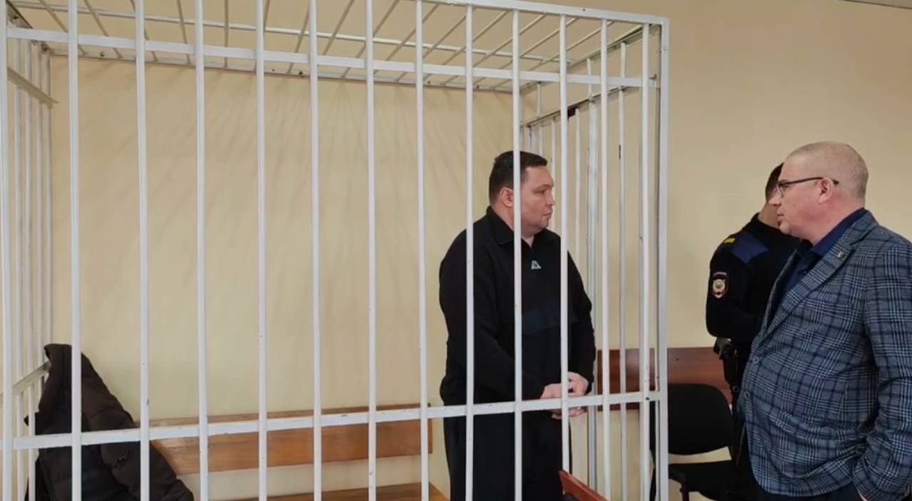 Главврач, которому передавали взятки в коробках из-под гречневой каши, уезжает на СВО Напомним, ранее в Красноярском крае экс-главврача КГБУЗ «Минусинская межрайонная больница» Вадима Есина задержали за получение взятки при заключении госконтрактов. Было возбуждено уголовное дело ч. 6 ст. 290 УК РФ . Сообщалось, что Есин заключил контракт с ООО «Мед-Инжиринг» на поставку медоборудования и изделий по завышенным ценам. Теперь в прокуратуре сообщили, что были приобретены электрокардиографы, аппараты ИВЛ и расходные материалы для рентген-аппаратов на сумму 15 млн. Главврач получил за это 800 тысяч — в конвертах, рекламном буклете и даже пачке с гречневой кашей. «Я положил деньги в коробку быстрорастворимой гречневой каши. Во время обеда положил коробку на стол и сказал главврачу, что это мой подарок, тот все понял и заулыбался над моей конспирацией, но коробку с деньгами взял», — сообщил руководитель фирмы-поставщика. Ему утверждено обвинение в даче взятки ч. 4 ст. 291 УК РФ . Уголовное дело о получении взятки против главврача приостановлено в связи с прохождением им военной службы.