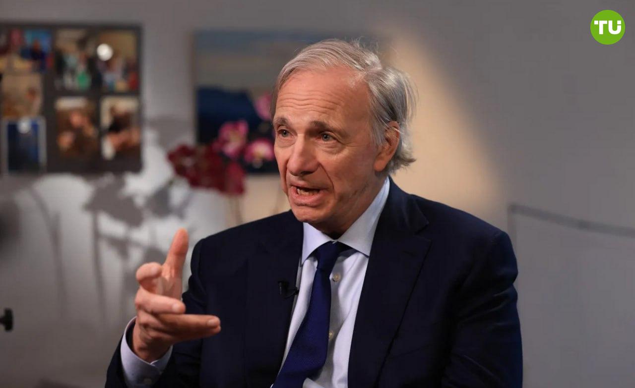 Миллиардер Рэй Далио советует инвестировать в биткоин  Основатель Bridgewater Associates Рэй Далио рекомендует инвесторам вкладывать 15% своего капитала в биткоин или золото.    По его словам, это станет защитой от финансовых проблем США.  Легендарный инвестор признался, что у него есть «биткоины, но не много».