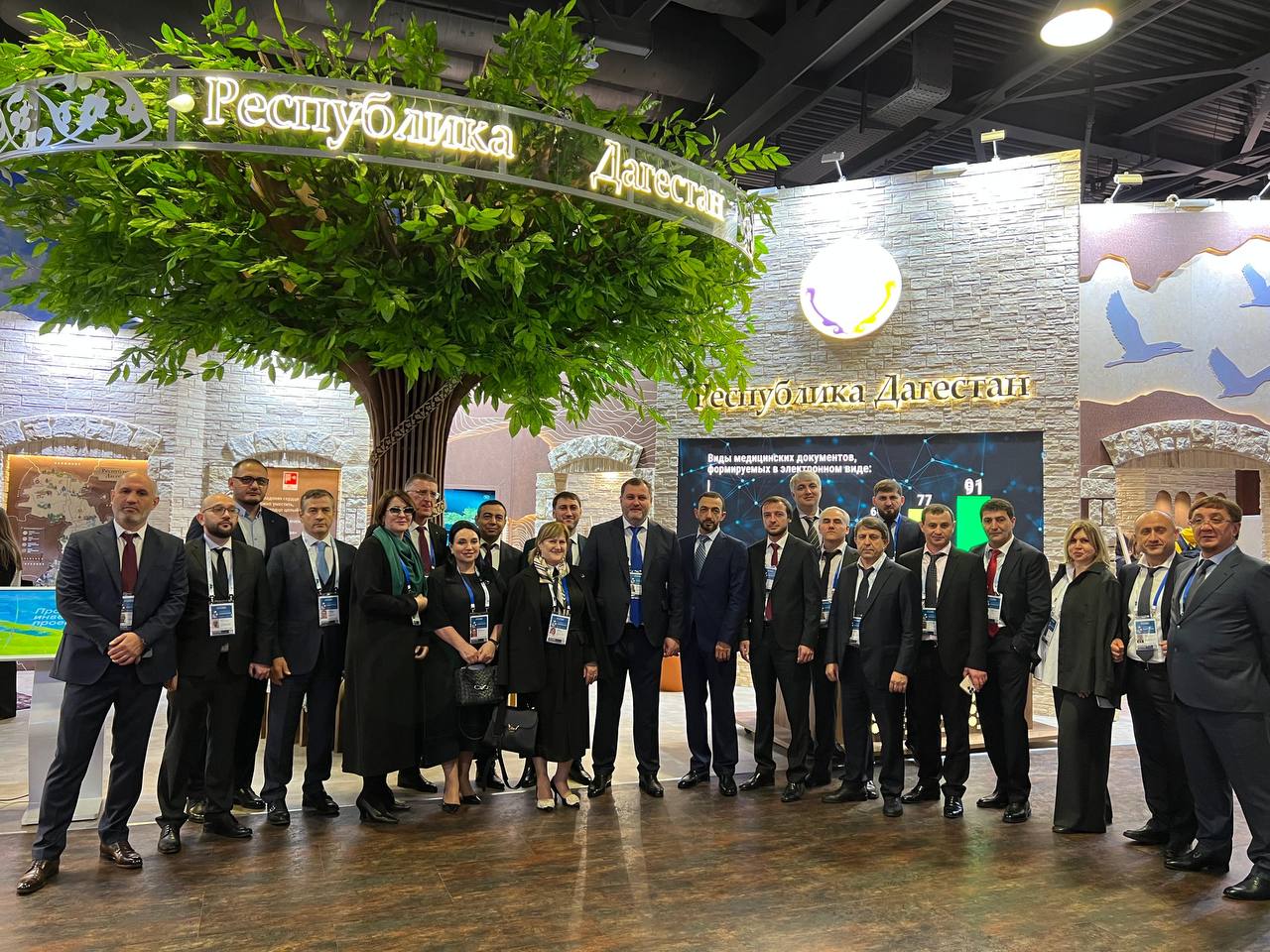 Министр здравоохранения РД Ярослав Глазов с руководителями ряда медицинских организаций принимают участие в IV Национальном конгрессе Национальное здравоохранение в Москве Это ключевое событие в сфере здравоохранения где проводятся сессии и дискуссии по наиболее актуальным вопросам сферы здравоохранения модернизации отрасли и укрепления общественного здоровья с целью повышения продолжительности и улучшения качества жизни граждан