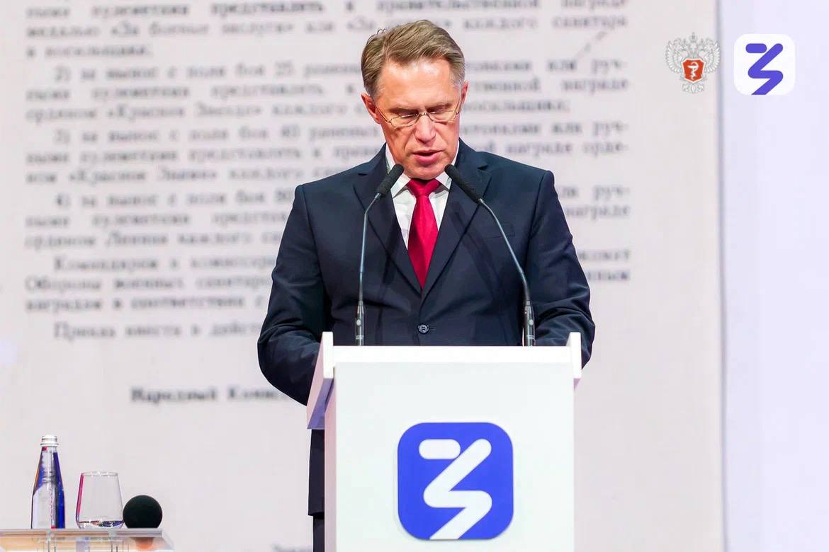 Михаил Мурашко: Программы с искусственным интеллектом работают уже в каждом регионе В настоящее время в каждом субъекте России внедрено и функционирует не менее 3-4 систем с использованием ИИ, которые применяются для анализа медицинских изображений, поддержки принятия врачебных решений и обработки данных диагностического оборудования. Об этом рассказал министр здравоохранения РФ Михаил Мурашко, отвечая на вопросы участников открытой лекции марафона «Знание. Первые». Студентка Бурятского государственного университета им. Доржи Банзарова спросила министра про искусственный интеллект в медицине. Отвечая на вопрос, Михаил Мурашко подчеркнул, что заключения ИИ — не диагноз, а только помощь врачу в обработке информации и принятии решения. — В каждом нашем субъекте сегодня работает не менее 3-4 программ с искусственным интеллектом. Это описание снимков, помощь в поддержке принятия решений и анализе данных определенных приборов. Поэтому у искусственного интеллекта при внедрении в систему здравоохранения очень большие перспективы, — отметил он. Участница из Санкт-Петербурга уточнила у главы Минздрава России, как телемедицина влияет на отношения между врачом и пациентом. В ходе ответа министр подчеркнул, что телемедицинские технологии пронизывают всю систему здравоохранения. Наиболее активное развитие они получили в период пандемии. — Практически более чем в 5 раз за один год увеличилось количество телемедицинских консультаций, — сказал он. Михаил Мурашко отметил, что в телемедицину внедряются и другие передовые решения. Так, новые ФАПы оснащаются только цифровым оборудованием, благодаря которому можно проводить консультации со специалистами из любой больницы, не доставляя туда пациента. Еще одно важное направлением — использование персональных медицинских помощников, которые при обработке данных также используют ИИ. Министр заявил, что эти устройства — ключевая составляющая долголетия. — Вам даны определенные возможности от природы. Дальше вы сами формируете свое здоровье в течение жизни. Однако такие персональные медицинские помощники помогают понять, что вашему организму полезно или вредно, такие персональные медицинские помощники, — резюмировал он. Полную версию лекции министра здравоохранения РФ смотрите здесь #Победа80 #ГодЗащитникаОтечества #РоссийскоеОбществоЗнание #РОЗ #МарафонЗнаниеПервые