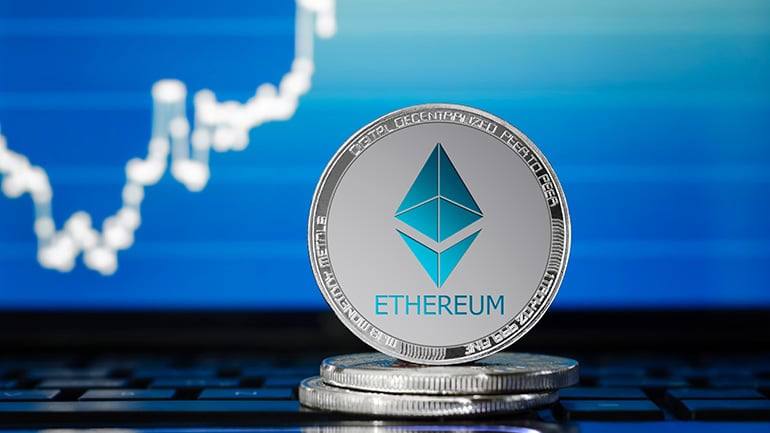 Ethereum обновляет пятилетний минимум к биткоину: что происходит на рынке?  Цена ETH к биткоину BTC вновь обрушилась, достигнув минимального значения с мая 2020 года — 0,0226. На фоне значительного падения котировок ETH  с начала 2023 года снижение составило около 43%  криптовалюта теряет позиции, в то время как биткоин упал лишь на 12%. Одной из причин негативной динамики стало снижение спроса со стороны ETF на Ethereum, которые за последние две недели показали отток капитала на более чем $550 млн.  Тем не менее, Ethereum остается лидером в сегменте децентрализованных финансов, заняв более 51% рынка DeFi с объемом в почти $45 млрд.   50$ за регистрацию   Торговый чат