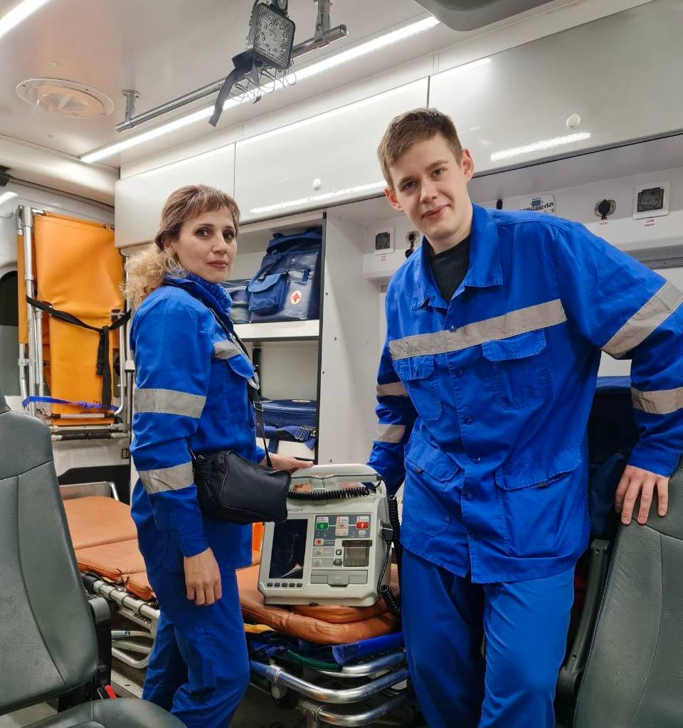 Челябинская бригада скорой помощи спасла 55 летнюю пациентку с остановкой сердца Специалисты скорой медицинской помощи Челябинска смогли спасти 55 летнюю пациентку у которой остановилось сердце после обширного инфаркта миокарда Вызов бригаде поступил поздно ночью женщина жаловалась на боли в животе и за грудиной Электрокардиограмма показала распространенный инфаркт миокарда Введенные обезболивающие и антикоагулянты помогли только на время пациентке резко стало хуже на пути к машине скорой помощи Читайте Губернию теперь и в МАХ