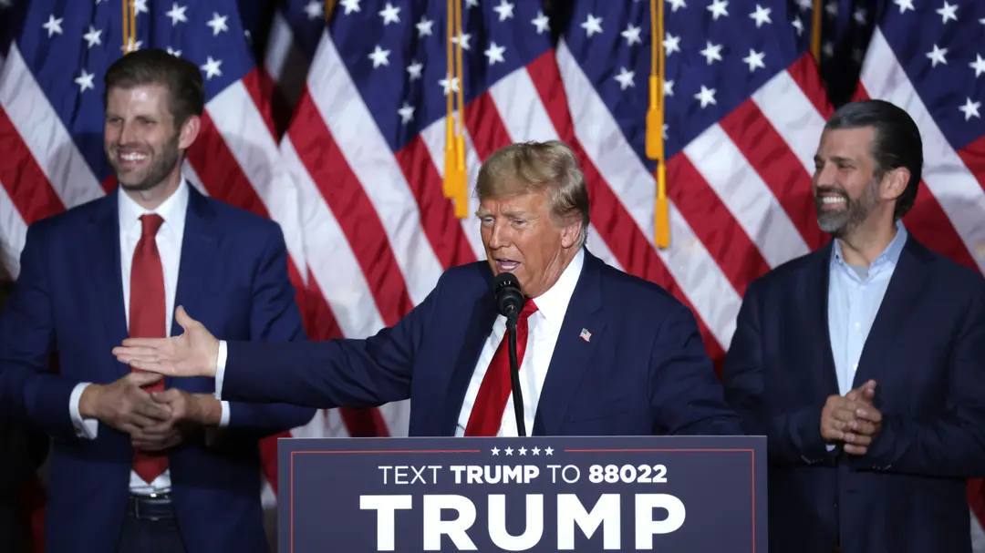 Криптопартнеры Трампа заскамили народ на $2 миллиона В июле 2024 года хакеры взломали платформу Dough Finance, пользователи потеряли $2,5 млн. Основатели обещали компенсировать все убытки, но вместо этого запустили с Трампом новый криптопроект World Liberty Financial, заработав более $65 млн. Один из инвесторов Dough Finance, потерявший на взломе платформы $1 млн, подал в суд на основателей World Liberty Financial – слушания назначены на апрель 2026 года. Пересылайте своим друзьям, еще больше полезного у нас в канале подписаться!