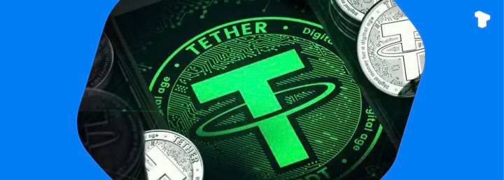 Генеральный директор Tether Паоло Ардоино подтвердил, что компания консультирует по трем законопроектам о стейблкоинах, внесенным в Конгресс на прошлой неделе, и будет соблюдать новые законы после их принятия.  Tether ведет переговоры относительно законопроекта STABLE Act, который потребует от эмитентов стейблкоинов проходить полный ежемесячный аудит и поддерживать резервы в соотношении один к одному с предварительно одобренными активами.  Поскольку Tether занимает около 60% рынка стейблкоинов стоимостью $230 млрд и владеет казначейскими векселями США на сумму более $114 млрд , его нормативный статус является ключевым вопросом в текущих законодательстве.  Законодатели намерены принять закон о стейблкоинах уже в апреле.    Телеграм  Х    Сообщество   Источник