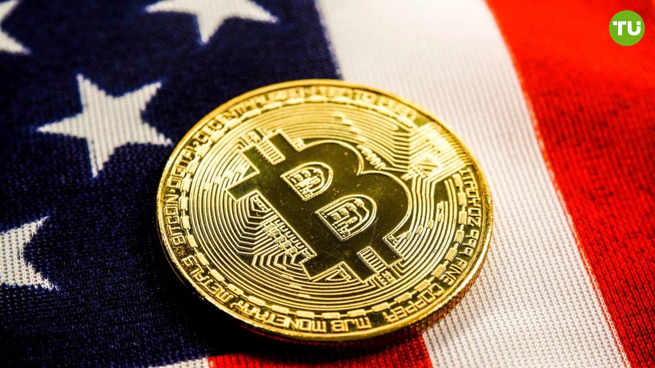 Приток средств в биткоин-ETF США превысил $900 млн   Лидером по притоку инвестиций за 3 января стал фонд FBTC от Fidelity с $357 млн.    BlackRock и Ark Invest также зафиксировали притоки средств на уровне $253 млн и $222 млн.   Данные указывают на рост институционального интереса к BTC.