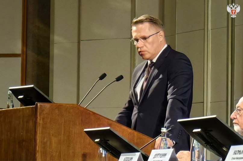 Минздрав России VK Михаил Мурашко: Программа фундаментальных исследований требует корректировки в условиях современной реальности Об этом сообщил министр здравоохранения РФ Михаил Мурашко на Общем собрании членов Российской академии наук. Необходимо сформировать подход, при котором псевдоприкладные тематики, не имеющие практических результатов, будут выведены на второй план; Важно определить ключевые принципы формирования программы. — Здесь должно существовать два подхода. Это общая логика развития науки и перспективные тренды и направления. Второе — потребности практического сектора, — подчеркнул министр. Михаил Мурашко отметил, что Минздрав России при формировании облика фундаментальных научных исследований заинтересован в решении задач по улучшению здоровья граждан и в качественной и надлежащей экспертизе, особенно прикладных работ. — Сегодня РАН выполняет две ключевые функции. Первая — квалифицированный заказчик фундаментальных и поисковых исследований. Вторая — это экспертная функция, — сказал министр. Он добавил, что с учетом сегодняшней реальности, подходы к такой экспертизе также должны быть скорректированы. — Первое — перекликающиеся с вопросом о программе фундаментальных исследований экспертная оценка соответствия проекта заявленному фундаментально или прикладному характеру. И второе — критерии оценки. Сегодня они унифицированы для фундаментальных и прикладных проектов, но есть ряд направлений, когда нужно обсуждать, дискутировать и, в том числе, принимать решения в отношении именно этих проектов, тогда, когда есть практико-ориентированные результаты, — пояснил глава Минздрава России.