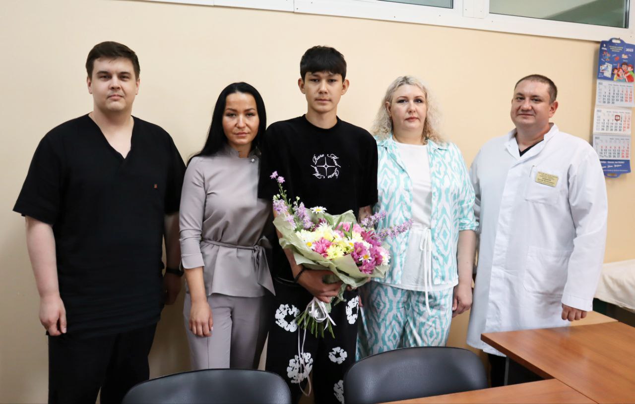  Врачи Самарской больницы имени Пирогова спасли жизнь подростку с 80% ожогов тела В течение четырех месяцев 14-летний подросток проходил лечение в Самарской городской клинической больнице 1 им. Н.И. Пирогова с электроожогом, поразившим 80% тела. Врачи ожогового отделения провели юному пациенту 10 операций и спасли жизнь. Серьезную травму подросток из Чапаевска Халмат Вапаев получил во время прогулки - задел рыболовной удочкой электрический кабель. «Травма у пациента была очень тяжелая. С такой площадью ожога может возникнуть ожоговая болезнь - патофизиологический процесс, который затрагивает все органы, а также полиорганная недостаточность. Для реабилитации были максимально приложены усилия врачей, медицинских сестер и возможности высокотехнологичного оборудования. Ранее считалось, что повреждённые 30% поверхности тела - уже неблагоприятный прогноз. Но сегодня использование новых лекарств и современного оборудования помогает пациентам выздоравливать", - рассказал главный внештатный специалист министерства здравоохранения Самарской области по комбустиологии, заведующий ожоговым отделением, врач-хирург Иосиф Новиков. В настоящее время подросток чувствует себя хорошо, готовится к выпускным экзаменам. В преддверии Дня медицинского работника он вместе с мамой пришел в отделение, чтобы лично поблагодарить тех, кто помог ему в сбережении жизни и здоровья. «Реабилитация проходила тяжело. Было много трудностей, но мы со всем справились. Огромное спасибо врачам за то, что спасли жизнь моему ребенку», - поблагодарила мама Халмата Евгения Вапаева. Ежегодно в ожоговом отделении медпомощь получают около 1300 пациентов, среди которых более 250 - с ожогами, занимающими свыше 30% тела. Почти треть пациентов - дети. Врачи напоминают: в период каникул особенно важно разъяснять детям, к чему может привести неосторожное обращение с электроприборами, розетками, а также создавать безопасные условия в быту и на прогулках. #спасибоврачам_63 #минздрав_63