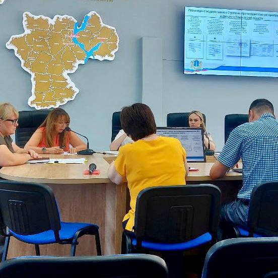 В Минздраве обсудили ход реализации Госстратегии противодействия распространению ВИЧ-инфекции на территории региона Главный врач ульяновского Центра СПИД Наталья Абдуллова представила результаты работы за 6 месяцев этого года. Текущая ситуация: утвержден план медицинского освидетельствования на 2025 год целевой показатель- обследование не менее 34% населения региона «Мы уделяем особое внимание вопросам профилактики и своевременной диагностики ВИЧ-инфекции в регионе. Мониторинг эпидемиологической ситуации и планомерная работа медицинских специалистов позволяют нам эффективно контролировать распространение инфекции. Наша главная задача — обеспечить доступность обследования для всех жителей региона и повысить уровень информированности населения о мерах профилактики», - отметила Министр здравоохранения Ульяновской области Мария Шалягина. Напоминаем: своевременное обследование — ключ к успешной профилактике и лечению. Меры по противодействию распространению ВИЧ-инфекции в регионе эффективно реализуют задачи нацпроектов «Продолжительная и активная жизнь» и «Семья»