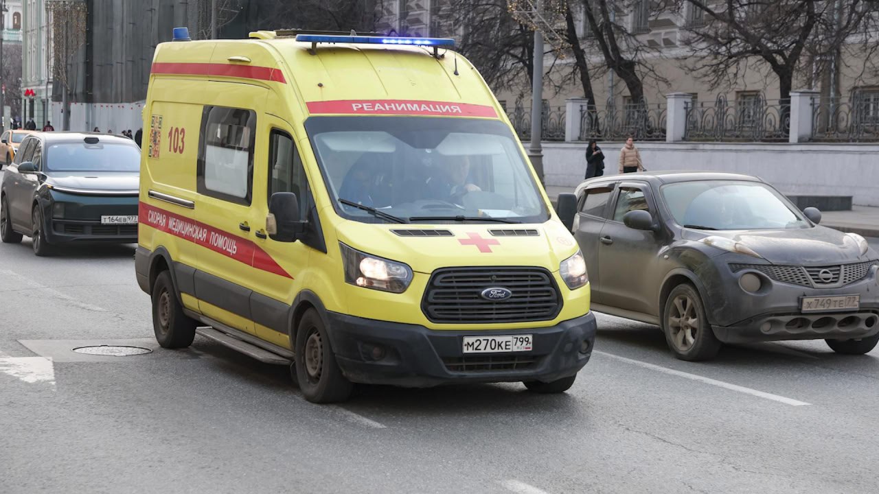 Четырёхлетний петербуржец попал в реанимацию после похода к стоматологу В четверг, 12 июня, стало известно, что четырёхлетний петербуржец попал в реанимацию после похода к стоматологу. По данным следствия, малыш пришёл лечить зубы в клинику в Невском районе. Он почувствовал себя плохо после того, как ему ввели обезболивающее. По предварительной информации, у мальчика возникла аллергическая реакция. По факту произошедшего начали проверку по 293 статье УК РФ халатность . Следователи выясняют причины и обстоятельства инцидента.