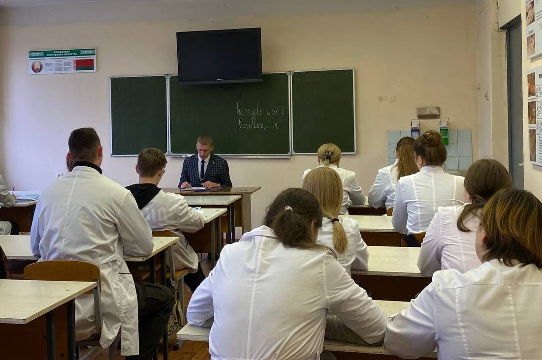 Председатель профкома Бобруйской центральной больницы встретился с учащимися медколледжа  Председатель профсоюзного комитета Бобруйской центральной больницы Максим Страленя встретился с учащимися Бобруйского государственного медицинского колледжа. Мероприятие было посвящено 30-летию института президентства в нашей стране и предстоящим выборам Президента Республики Беларусь в 2025 году.   Максим Страленя также затронул тему предстоящих выборов Президента Республики Беларусь, которые состоятся 26 января 2025 года. Председатель профкома обратил особое внимание на важность активного участия молодежи в общественно-политической жизни страны, отметив, что именно молодое поколение во многом будет определять будущее Беларуси.  В завершение мероприятия Максим Страленя выразил надежду, что состоявшаяся встреча с учащимися медколледжа позволила повысить осведомленность молодежи о ключевых процессах в политической жизни страны и вдохновила ее на активное участие в формировании будущего страны.  подробнее   на сайте