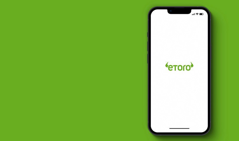 Израильская платформа для трейдинга EToro ETOR провела IPO по цене выше изначально заявленной EToro и ее акционеры по итогам IPO на бирже NASDAQ привлекли в общей сложности $620 млн. Площадка предложила инвесторам 11,92 млн акций по $52 за бумагу, что оказалось выше ранее установленного ценового диапазона $46-50 за акцию. Из общего количества акций сама EToro предложила 5,96 млн акций, а остальные бумаги — ее дочерние компании, а также менеджмент. По итогам торгов компанию оценили в примерно в $4,3 млрд, а полная рыночная стоимость с учетом всех активов составила почти $5 млрд, включая в том числе опционы на акции для сотрудников. ⏺Ожидается, что торги бумагами компании стартуют 14 мая под тикером ETOR В прошлом месяце EToro отложила планы по выходу на IPO из-за неблагоприятных рыночных условий после того, как президент США Дональд Трамп объявил о новых пошлинах на импорт в страну. Компания EToro была основана в 2007 году в Израиле. Она управляет платформой для торговли различными активами, включая акции и криптовалюту. Подробнее Трейдинговая платформа eToro и ее акционеры привлекли $620 млн на IPO Подписаться на «Сам ты инвестор!»