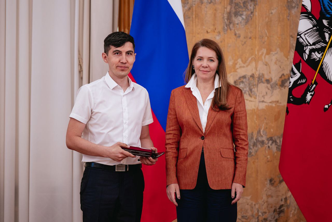 Анастасия Ракова наградила столичных врачей за работу на новых территориях. В столице девять медработников удостоены медалью Луки Крымского за оказание медицинской помощи на новых территориях. «Вы делали все возможное и невозможное, чтобы спасать жизни, оказывать помощь, развивать ее. И самое удивительное вы внедряли московские стандарты там, где еще вчера не хватало самого необходимого. Дорогие друзья, спасибо вам за то, что вы делаете», — поздравила лауреатов заммэра. Среди награждённых - врач ОРИТ 9 ГКБ им. С. С. Юдина, анестезиолог-реаниматолог Александр Валериевич Кузьмин. Поздравляем коллегу с заслуженной наградой!