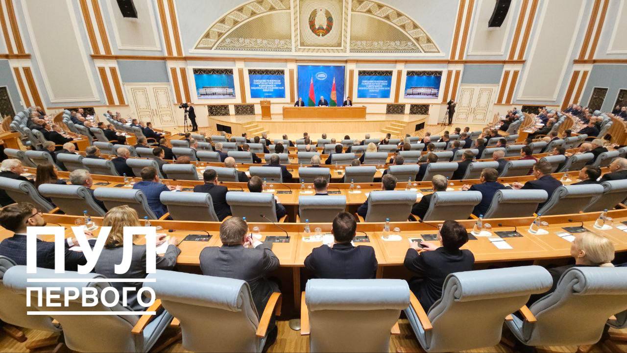 Президент Беларуси Александр Лукашенко проводит совещание по развитию научной сферы и работе Национальной академии наук Беларуси Приглашено около 260 участников члены правительства представители госорганов ученые Участие принимает председатель облисполкома Иван Крупко На повестке предложения по совершенствованию научной деятельности обновление системы аттестации научных работников усиление связки науки и экономики Разговор о научном потенциале страны и его будущем