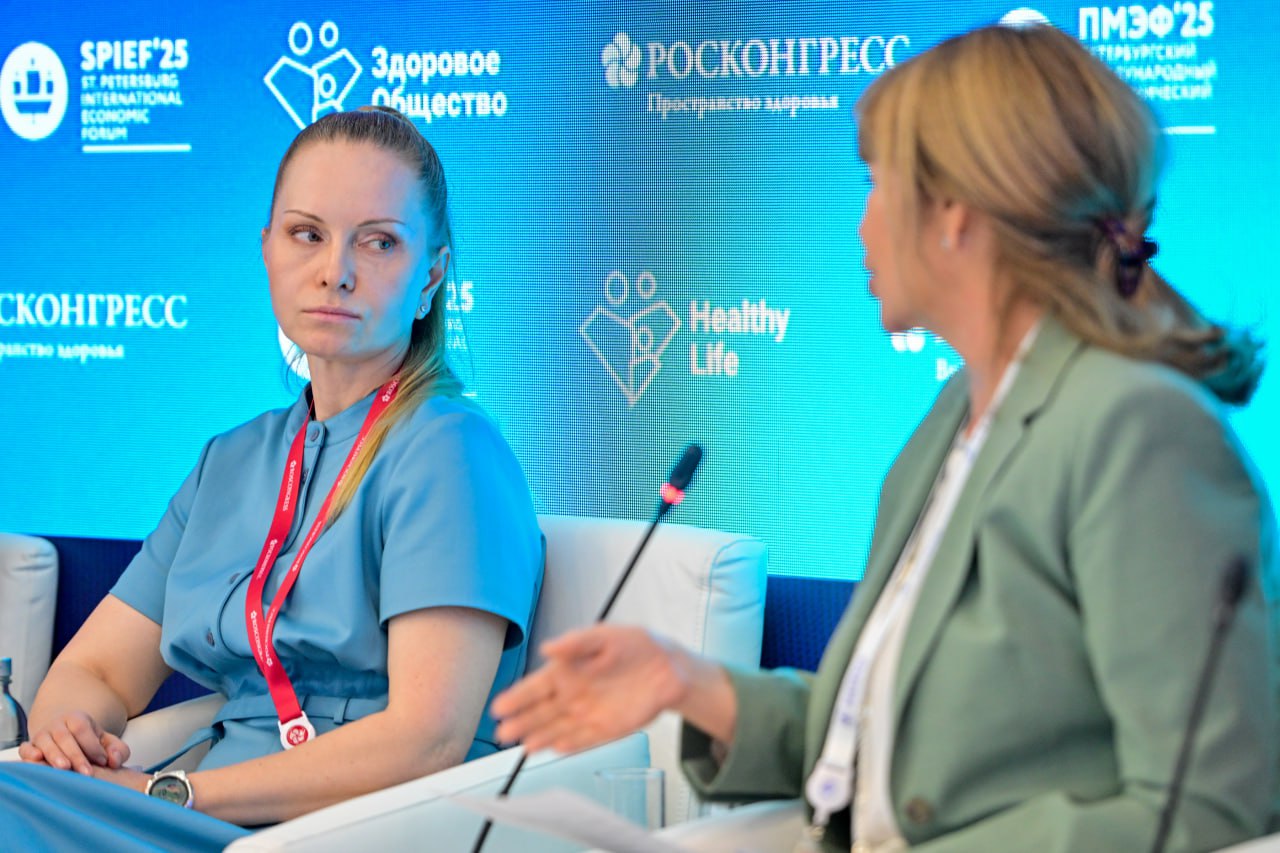 Ольга Кобякова: Россия привлекает туристов со всех уголков земного шара не только природой и культурой, но и качественным доступным медобслуживанием Об этом рассказала директор ЦНИИОИЗ Минздрава России Ольга Кобякова в рамках сессии «Медицина без границ: новые возможности для медицинского туризма» на ПМЭФ-2025. — Россия привлекает туристов со всех уголков земного шара не только своей природой, обычаями и традициями, культурой и гостеприимством местных жителей, но и качественным медицинским обслуживанием, доступным по разумным ценам, — отметила эксперт. Она добавила, что с 2019 по 2024 год под руководством Минздрава России в нашей стране успешно реализовывался федпроект «Развитие экспорта медицинских услуг». — Этот проект заложил основу для дальнейшего роста медицинского туризма в стране, — сказала Ольга Кобякова. Так, для облегчения доступа как для иностранных пациентов, так и для российских медицинских учреждений были созданы необходимые правовые условия: Порядок оказания медицинской помощи иностранцам на территории России, установленный Приказом Минздрава России; Административный регламент оформления виз иностранным гражданам, утверждённый Приказом МИД России; Административный регламент оформления приглашений на въезд в Россию иностранных граждан, установленный МВД России. Кроме того, с 2023 года в России введена система электронных медицинских паспортов, позволяющая гражданам более чем 55 государств подавать заявления онлайн и получать визы для пребывания в России сроком до 16 дней. Ольга Кобякова подчеркнула, что важным инструментом продвижения российского медицинского туризма стал специализированный портал russiamedtravel.ru, который содержит сведения о более чем 250 лечебных учреждениях, оказывающих медицинские услуги по различным направлениям. Отметим, что список регулярно обновляется и пополняется новыми медицинскими центрами. Эксперт выделила несколько ключевых направлений работы. — Во-первых, нужно максимально обеспечить информирование о возможностях российской медицины, используя всевозможные каналы связи. Во-вторых, мы должны максимально нивелировать логистические и языковые барьеры, начиная с указателей и как минимум англоговорящего персонала, чтобы среда была максимально дружелюбной для иностранного пациента, — заключила она. #ПМЭФ2025