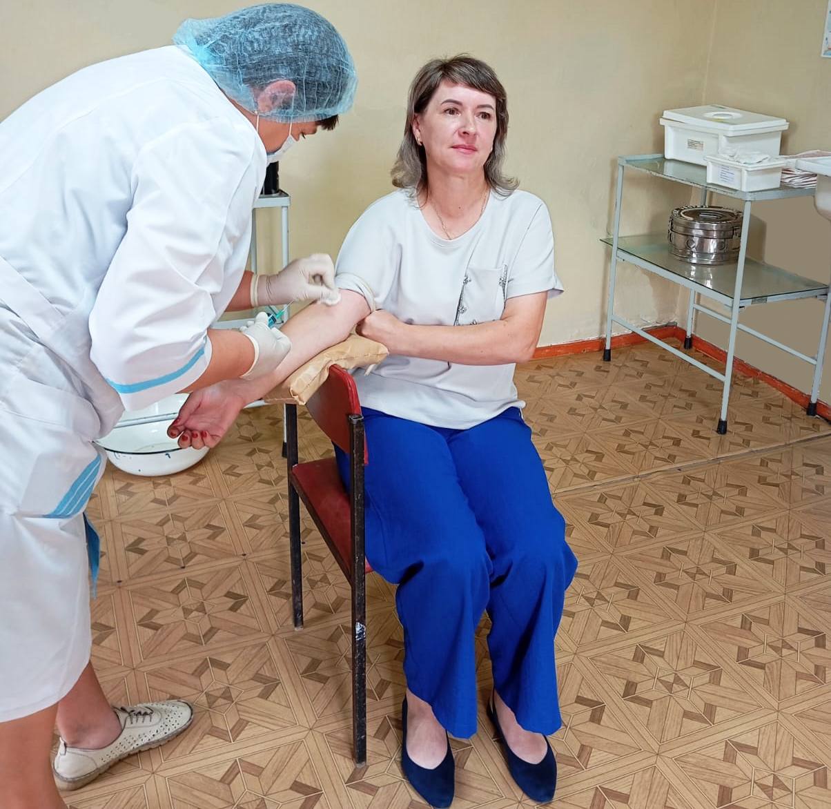 Жители села Каргино Вешкаймского района прошли медицинское обследование и получили консультации специалистов Акция «Добро в село» в Вешкаймском районе состоялась 22 июля. Выезд бригады специалистов был направлен на решение целого ряда задач. Основные направления деятельности выездной бригады: – обследование, направленное на выявление хронических заболеваний; – консультация врача по факторам риска хронических заболеваний и здоровому образу жизни; – беседы о необходимости прохождения диспансеризации и медицинских осмотров; – активисты общероссийского движения «Волонтеры-медики» провели мастер-класс по оказанию первой помощи. По словам заместителя главного врача Центра общественного здоровья Лилии Кирилиной, выезды бригады специалистов в сельскую местность проводятся в рамках нацпроекта «Продолжительная и активная жизнь» и направлены на повышение уровня здоровья населения и профилактику заболеваний среди жителей отдаленных населенных пунктов. Следующее мероприятие профилактического проекта «Добро в село» пройдет 22 августа в село Большая Кандала Старомайнского района.