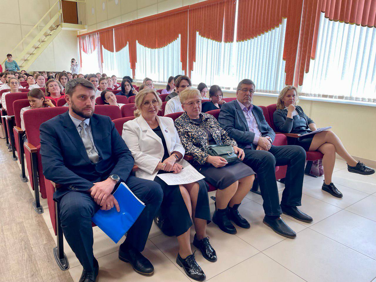 В Ульяновском медицинском колледже прошла встреча студентов с руководителями медицинских учреждений региона В Ульяновском медицинском колледже имени С. Б. Анурьевой состоялась важная встреча для студентов старших курсов, на которой руководители медицинских учреждений региона поделились информацией о своей деятельности, материально-технической базе и кадровых потребностях. Мероприятие стало платформой для обсуждения условий труда и возможностей трудоустройства для будущих медицинских работников. Директор департамента делопроизводства, информационной и кадровой политики в здравоохранении Министерства здравоохранения Ульяновской области Екатерина Семёнова рассказала о мерах поддержки молодых специалистов, которые реализуются в регионе. Она подчеркнула важность привлечения новых кадров в сферу здравоохранения и отметила, что государство готово оказывать помощь в адаптации молодых врачей. Главный врач УОКЦСВМП имени Е. М. Чучкалова Сергей Беззубенков акцентировал внимание на значимости национального проекта «Продолжительная и активная жизнь», который направлен на привлечение молодых специалистов в медицину. «Перед вами сейчас открыты все двери, и нужно смело идти и не бояться. Вы молоды, амбициозны и целеустремлённы, и, я уверен, вместе мы станем отличной командой. Ждём каждого из вас в нашем учреждении», – отметил Сергей Беззубенков. И. о. главного врача ЦГКБ г. Ульяновска Иван Дементьев добавил, что ежегодно в больницу приходят молодые кадры. Директор медицинского колледжа имени С. Б. Анурьевой Александр Софронычев поблагодарил гостей за активное участие в жизни студентов. Напомним, привлечение кадров – важнейшая задача нацпроекта «Продолжительная и активная жизнь» и программы модернизации первичного звена.