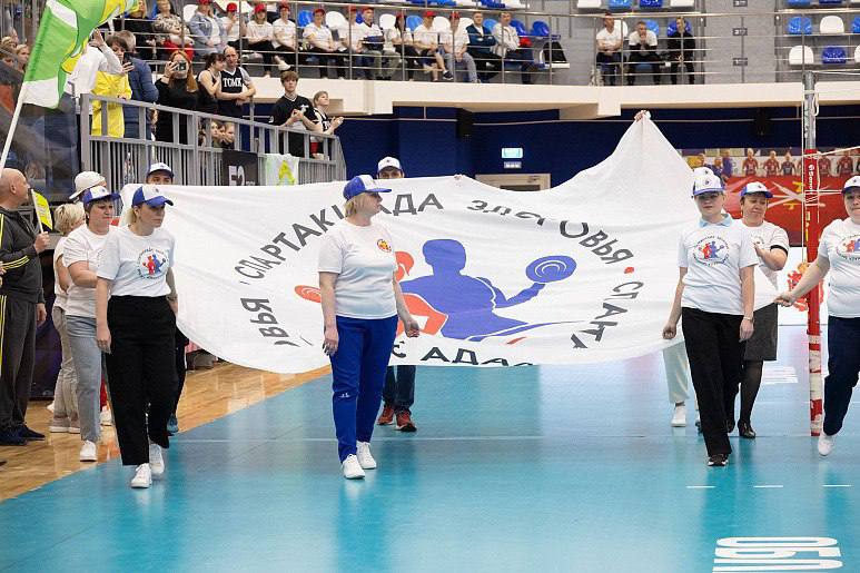 Здоровье и спорт: в Тульской области стартовала Спартакиада медицинских работников В ней примут участие свыше 400 медиков со всего региона. Участники будут соревноваться в 7 спортивных дисциплинах: •настольном теннисе; •лёгкой атлетике; •волейболе; •городошном спорте; •плавании; •лазерном пейнтболе; •фиджитал-танцах. Церемония награждения победителей пройдет в июне. Министр здравоохранения Тульской области Сергей Мухин отметил, что Спартакиада стала традиционным событием для нашего региона. «Тульские медики – это сплоченная команда, готовая к решению сложных задач, стоящих перед системой здравоохранения. Спартакиада помогает создать дружескую атмосферу в коллективе и укрепляет единство среди сотрудников», - сказал Сергей Мухин. Укрепление здоровья населения и популяризация ЗОЖ - задачи нацпроекта «Продолжительная и активная жизнь».
