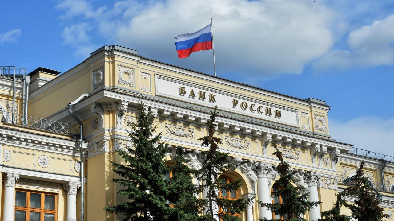 ЦБ РФ:  требуется дополнительная жесткость  Центробанк сообщил, что устойчивое инфляционное давление остается вблизи максимумов текущего года.   При этом большинство показателей устойчивого роста цен возросли к предыдущему месяцу. Это говорит о том, что рост спроса продолжает опережать возможности наращивания выпуска товаров и услуг.   "Требуется дополнительная жесткость денежно-кредитных условий, способная обеспечить более сдержанный рост спроса, чтобы возобновить процесс дезинфляции, снизить инфляционные ожидания и создать условия для устойчивого снижения инфляции в 2025 году." , — говорится в комментарии ЦБ.  Иными словами ставка 21% не предел.  #Новости