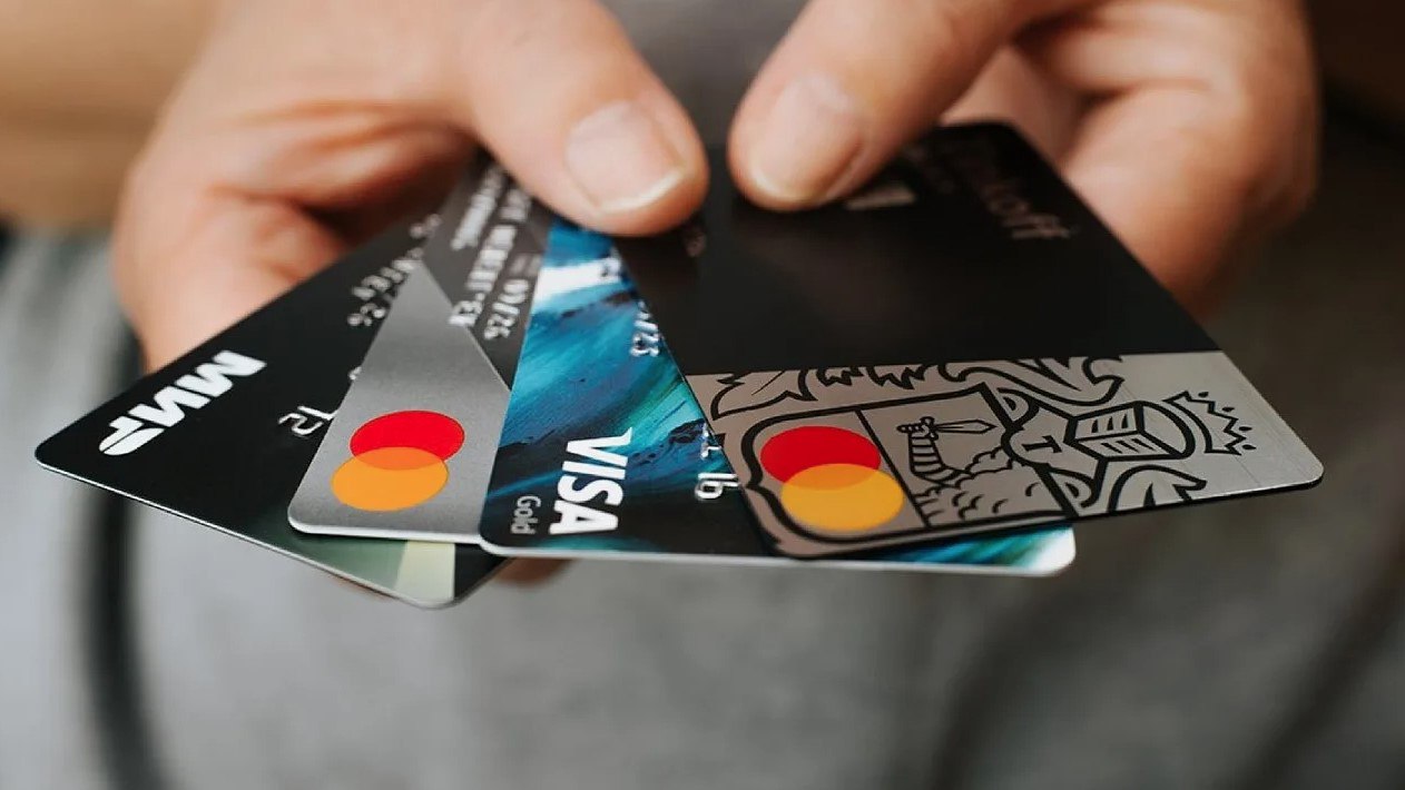 Карты Visa и Mastercard с истекшим сроком: перевыпускать или ждать возвращения брендов? Карты с истекшим сроком — мишень для мошенников: чем дольше карта в обращении, тем выше риск утечки данных. Visa и Mastercard пока не планируют возвращаться: ЦБ не получал запросов от платежных систем, несмотря на слухи. Эксперты разделились: одни ждут отката санкций, другие советуют не рисковать и перевыпускать карты заранее. Карта, выпущенная 3+ года назад, — как дверь с broken замком: технически работает, но безопасность под вопросом Эряния Бочкина, Банки.ру . Если срок действия карты истекает в 2024–2025 годах — запросите перевыпуск и переходите на «МИР» или UnionPay, пока западные системы не вернулись. Устаревшие чипы легче взломать, данные могли попасть в утечки за годы использования. ProБанки
