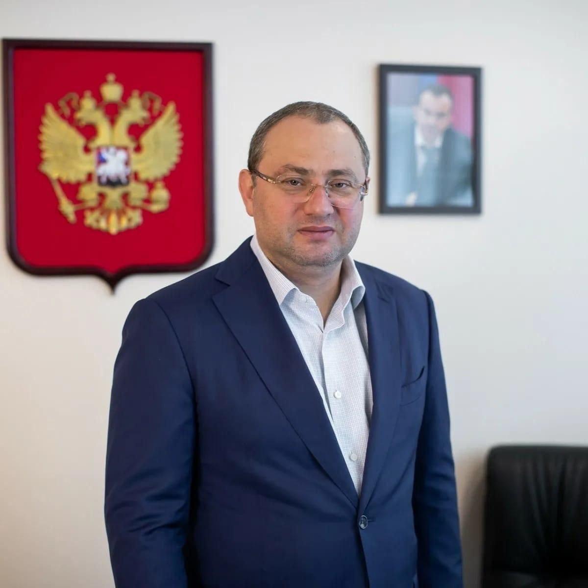 Евгений Филиппов: Летом число детских травм увеличивается   Министр здравоохранения Краснодарского края рассказал о том, как медицинские работники Ейской ЦРБ спасли мальчика, который едва не лишился руки.   – Отмечу, что, начиная с 1 июня 2025 года, в Детскую краевую клиническую больницу с различными видами ушибов, порезов, переломов и растяжений обратилось более 400 детей, – сообщил Евгений Филиппов.  Уважаемые родители, помните, что жизнь и здоровье ваших детей находится в ваших руках!   Не оставляйте маленьких детей без присмотра, регулярно проводите с ними беседы о мерах безопасности как дома, так и на улице.