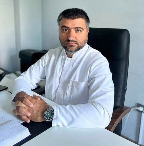 Главврача СМП задержали за вымогательство 100 тысяч с фельдшера за трудоустройство   СУ СК России по Самарской области возбудил уголовное дело по п. «б» ч. 5 ст. 290 УК РФ – «Получение взятки, сопряженное с вымогательством» в отношении главного врача ГБУЗ «Самарская областная станция скорой медицинской помощи». Речь идет о Раймонде Чернухе, передает «63.ру».   Следователи полагают, что в 2022 году медицинский сотрудник передала подозреваемому взятку в размере 100 тысяч рублей за оказание помощи в трудоустройстве на должность фельдшера СМП.  Чернуха задержан. Следственные действия продолжаются. В ближайшее время главному врачу изберут меру пресечения.