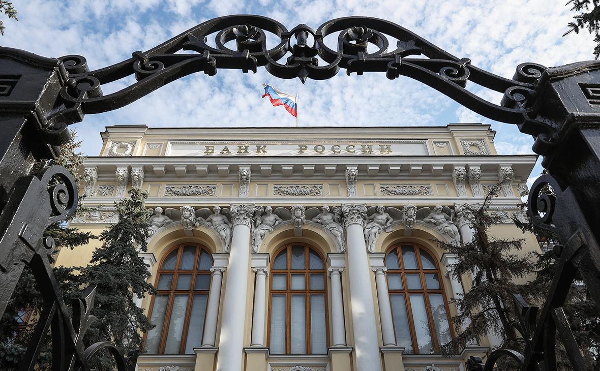 ЦБ определил критерии признания иностранных кредитных рейтинговых агентств в РФ. Среди них,    Опыт работы не менее 5 лет и размер капитала не менее 50 млн в рублевом эквиваленте;     Наличие методологии, которая содержит количественные и качественные оценки кредитоспособности и дает возможность проверки достоверности кредитных рейтингов, в том числе на основе исторических данных;     Следование принципам корпоративного управления, соблюдение условий по раскрытию информации и недопущение конфликта интересов.  Рейтинги иностранных КРА, которые будут соответствовать этим критериям, могут применяться Банком России в регулировании только в отношении зарубежных объектов рейтинга по международной шкале.  Признание иностранных рейтингов расширит возможности для свободного движения капитала и услуг на международном финансовом рынке.    ProБанки