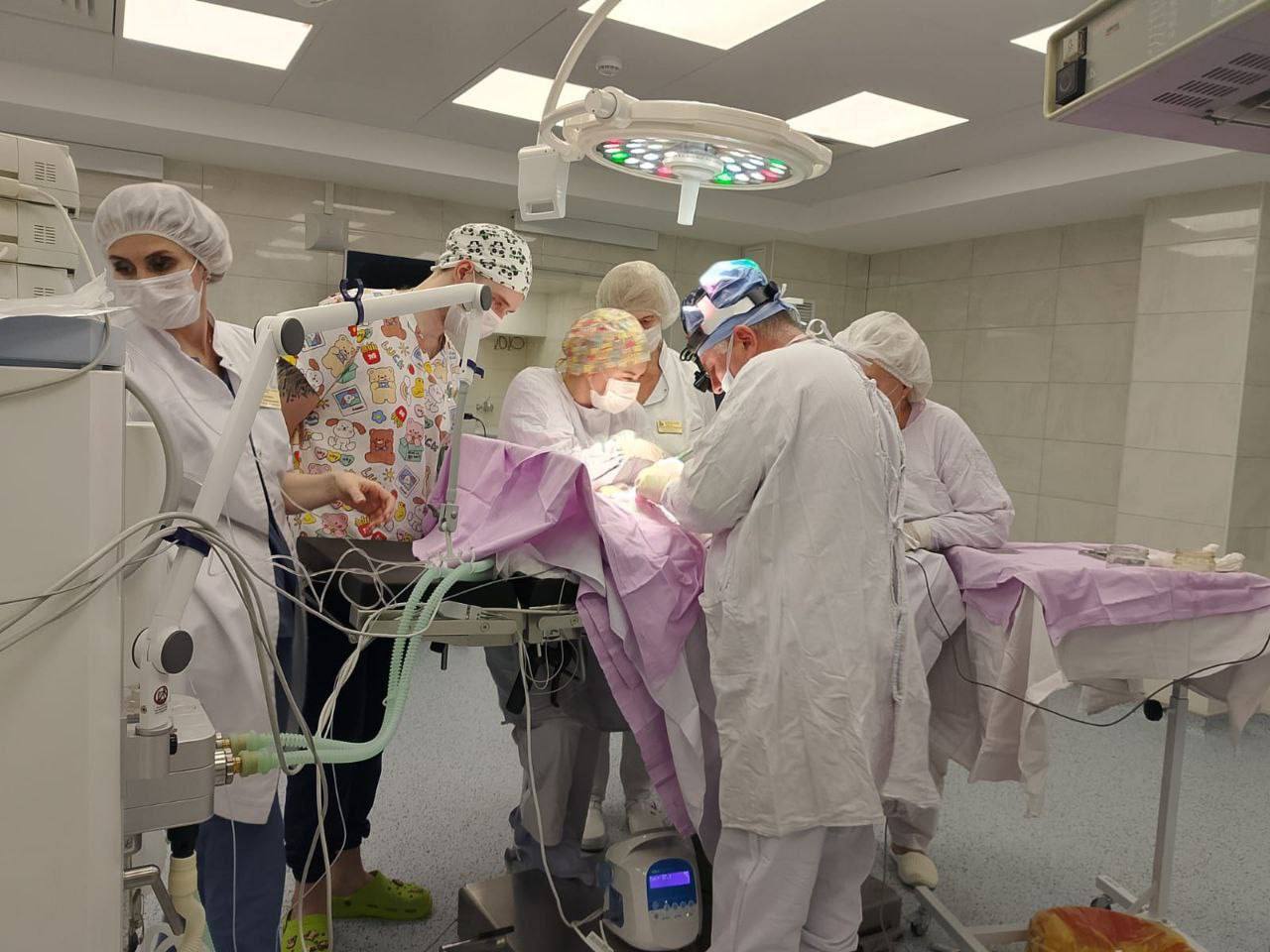 Самарские врачи спасли новорожденного с редкой патологией кишечника Специалисты Самарской областной клинической больницы им В Д Середавина спасли новорождённого с крайне редким и тяжелым врожденным пороком желудочно кишечного тракта Патология была выявлена еще до рождения во время ультразвукового скрининга врачи заподозрили высокую кишечную непроходимость После появления малыша на свет ему провели срочное оперативное вмешательство Во время операции мы столкнулись с уникальным и особенно сложным сочетанием сразу двух редких форм атрезии тощей кишки множественной атрезии и деформации по типу яблочной кожуры рассказала детский хирург Александра Мазнова Такие случаи сопряжены с высоким риском осложнений и смертности а длина функционирующего кишечника у ребёнка была критически уменьшена Команда детских хирургов приняла принципиально важное решение сохранить максимальную длину кишечника