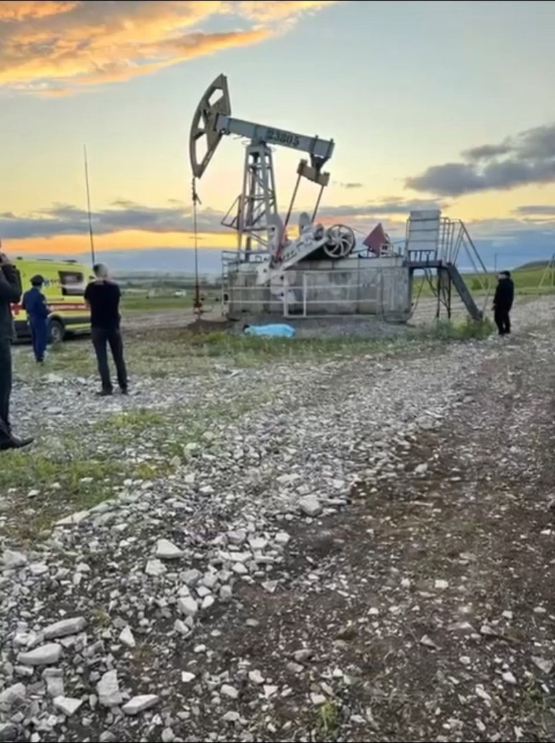 ‼ Подросток погиб на нефтяной качалке в Татарстане Это случилось недалеко от села Тайсуганово. Четырнадцатилетний мальчик решил покачаться на станке, предназначенном для добычи нефти. Но движущийся механизм придавил его, и он получил травмы, несовместимые с жизнью. На место происшествия выезжал Ильдар Исмагилов, городской прокурор Альметьевска. Ведомство начало проверку. По её результатам будет принято решение о мерах прокурорского реагирования, сообщили в прокуратуре Татарстана. Набережные Челны Онлайн #НабережныеЧелны #Татарстан