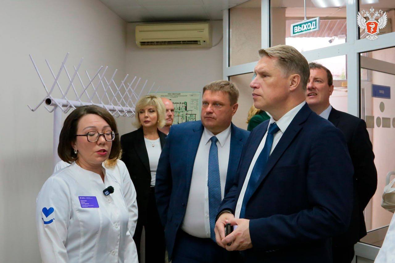 Вся парадигма здравоохранения смещается на профилактику и предупреждение болезней Об этом рассказал министр здравоохранения РФ Михаил Мурашко в рамках рабочей поездки в Омскую область. Министр отметил, что именно благодаря профилактическим осмотрам можно выявить и сразу начать лечить целый ряд заболеваний, в том числе дислипидемию, которая приводит к атеросклеротическому поражению сосудов. Глава Минздрава России подчеркнул, что это особенно актуально для мужчин, потому что они небрежно относятся к своему здоровью. Особенно мужчины, к сожалению, небрежно относятся к этому вопросу. Необходимо прийти, узнать свои цифры холестерина, получить препараты, которые позволят избежать дальнейшего прогрессирования заболеваний, и таких последствий, как инфаркт, инсульт и так далее, — сказал министр. Михаил Мурашко заявил, что благодаря реализации национальных проектов в Омской области достигнуты значительные успехи в борьбе с сердечно-сосудистыми и онкологическими заболеваниями Все это дает в итоге пациентам, имеющим последние стадии атеросклеротических проявлений, возможность восстановить кровоток и жить полноценно, — подчеркнул министр. Глава Минздрава России отметил, что с 2025 года вся система здравоохранения перешла на работу по клиническим рекомендациям. Еще один важный приоритет — внедрение системы менеджмента качества и безопасности для пациентов на всех этапах оказания медицинской помощи. Большие изменения происходят в отрасли здравоохранения. Все мероприятии модернизацию первичного звена, на которые выделены почти 4 млрд рублей, выполняются в срок. Сейчас подготовлено предложение по поручению Президента РФ Владимира Путина по второму этапу модернизации. В августе мы должны сформировать распределение средств по регионам, — сказал Михаил Мурашко.