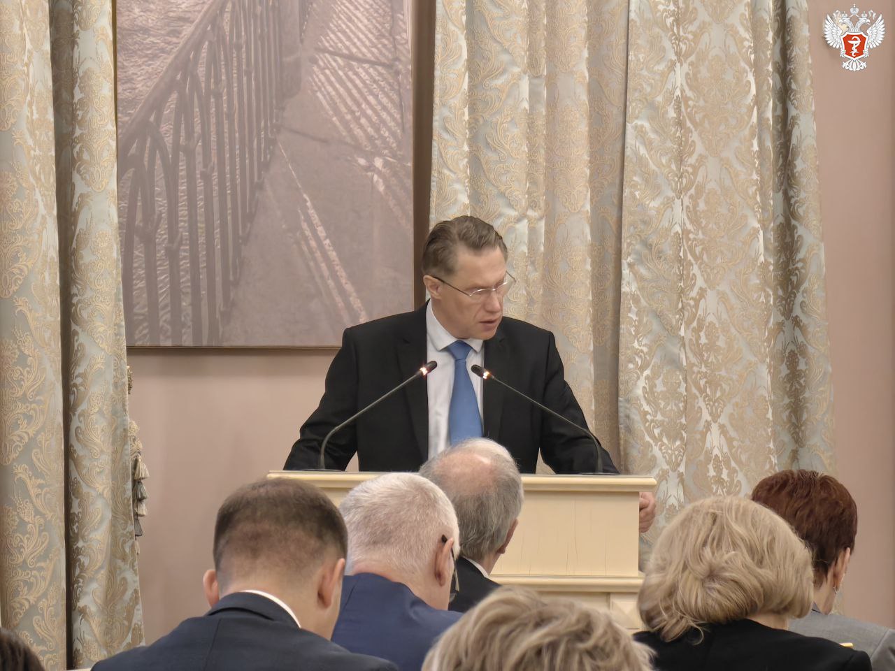 Минздрав России VK Михаил Мурашко: Стандартизация требований к медицинским учреждениям — залог качества и безопасности медицинской помощи Министр здравоохранения РФ Михаил Мурашко на Президиуме Совета законодателей при Федеральном Собрании в Санкт-Петербурге, рассказал о том, как современная организация здравоохранения позволяет обеспечить одинаково высокое качество медицинской помощи в различных уголках страны. — Нормативным регулированием созданы условия для формирования единых принципов доступности и качества медицинской помощи. Буквально еще 10 лет назад одинаковые процедуры в любом уголке нашей страны было сложно представить. Сегодня эти процедуры выглядят абсолютно идентично, — подчеркнул министр. По словам министра, активно трансформируется нормативно-правовая база, в том числе в части новых национальных проектов, а само количество принятых документов ежегодно практически удваивается. Важным инструментом служат обращения граждан, которые помогают своевременно реагировать на возникающие...