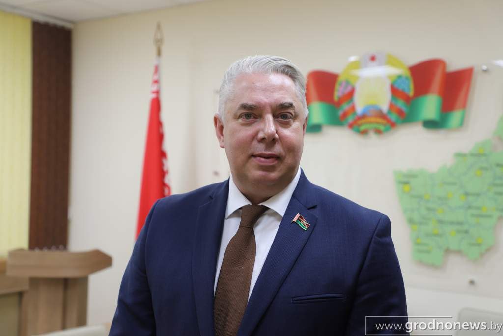 Новый корпус областного клинического кардиологического центра планируют ввести в эксплуатацию к весне 2025 года О главных достижениях Гродненского областного клинического кардиологического центра в текущем году рассказал главврач медучреждения Андрей Янушко. – Мы продолжаем строительство нового корпуса, которое идет по графику. К маю 2025 года планируем ввести этот объект в эксплуатацию. Сейчас ведутся отделочные работы, завершается закупка медицинского оборудования. Запланировано введение в эксплуатацию компьютерного и магнитно-резонансного томографа, еще одного ангиографа, который будет работать на оказание экстренной медицинской помощи. В планах также увеличить количество медперсонала, который будет занят на данном оборудовании. Строительство нового корпуса направлено на улучшение качества оказания медицинской помощи нашим гражданам, ускорение проведения диагностики пациентов. Поддержать канал бустами Inst TikTok ВК OK FB