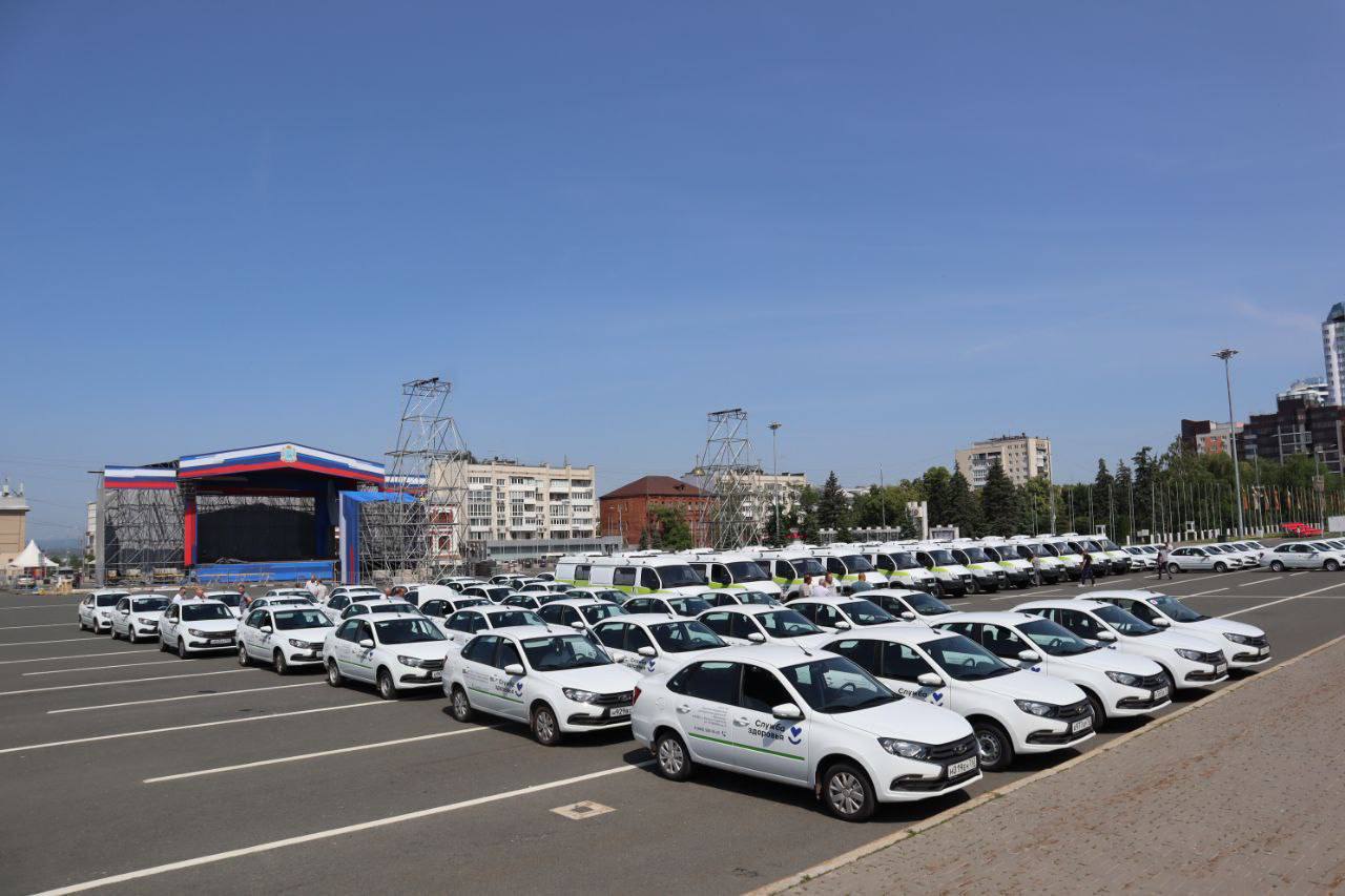 В медицинские учреждения Самарской области поступило 106 новых автомобилей неотложной помощи, что значительно укрепит парк региональной экстренной медицины. Среди них — 83 легковые машины и 23 полноприводных автомобиля повышенной проходимости, оборудованных приемными устройствами и носилками для транспортировки пациентов.  Техника распределена между 31 медучреждением региона, что позволит улучшить доступность и оперативность оказания медицинской помощи, особенно в отдаленных районах,