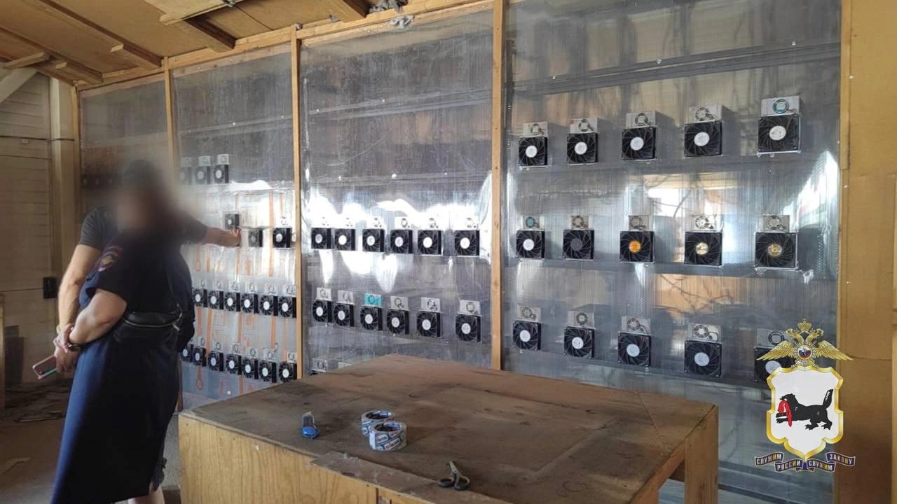 В Иркутской области передано в суд дело о криптохостинге с ущербом 40 млн руб. Следственный комитет завершил расследование уголовного дела в отношении двух мужчин, организовавших хостинг оборудования для майнинга к льготным электросетям в поселке «Молодежное» Иркутской области. Ущерб энергокомпании, по данным следствия, составил более 40 млн руб. Фигурантами дела стали бывший председатель правления ТСН «Молодежное» и главный инженер электросетевой компании. С 2021 по 2024 год они сдавали помещения под размещение майнинговых установок более 170 устройств и обеспечивали их подключение к сетям, предназначенным для бытового потребления. С арендаторов они взимали плату по коммерческому тарифу, а фактические расчеты вели по льготным условиям. В конце апреля оба были задержаны. Дело направлено в суд с обвинительным заключением по ч. 2 ст. 165 УК РФ причинение имущественного ущерба путем обмана, совершенное группой лиц по предварительному сговору, в особо крупном размере . Этот эпизод входит в более масштабное дело о хищении электроэнергии на сумму свыше 200 млн руб. По нему расследуется размещение около 500 единиц оборудования в поселках «Уютное» и «Молодежное». Фигурантам вменяется также мошенничество в особо крупном размере ч. 4 ст. 159 УК РФ . Фото: ГУ МВД по Иркутской области Присоединяйтесь к форуму РБК Крипто