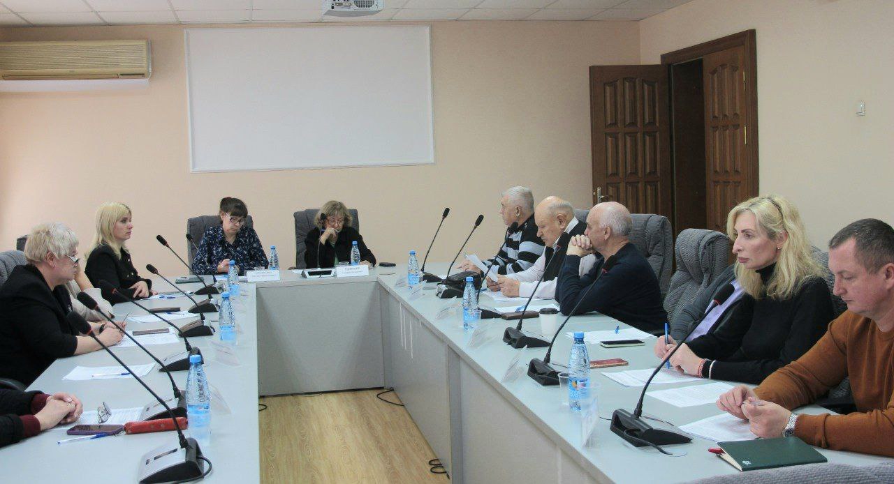 Условия в медучреждениях оценил Общественный совет в Приамурье общественники посетили три государственных и оно частное медучреждение Члены Общественного совета при областном Министерстве здравоохранения проверили условия оказания помощи пациентам в ряде медучреждений региона Общественники побывали в Свободненской городской поликлинике Тамбовской и Завитинской больницах а также в частной медицинской организации рассказали в пресс службе ведомства Результаты проверки показали что во всех учреждениях на стендах представлена информация о программе госгарантий платных услугах и составе медицинского персонала Для маломобильных граждан создана необходимая инфраструктура включая пандусы поручни кресла коляски и надписи со шрифтом Брайля Подробности